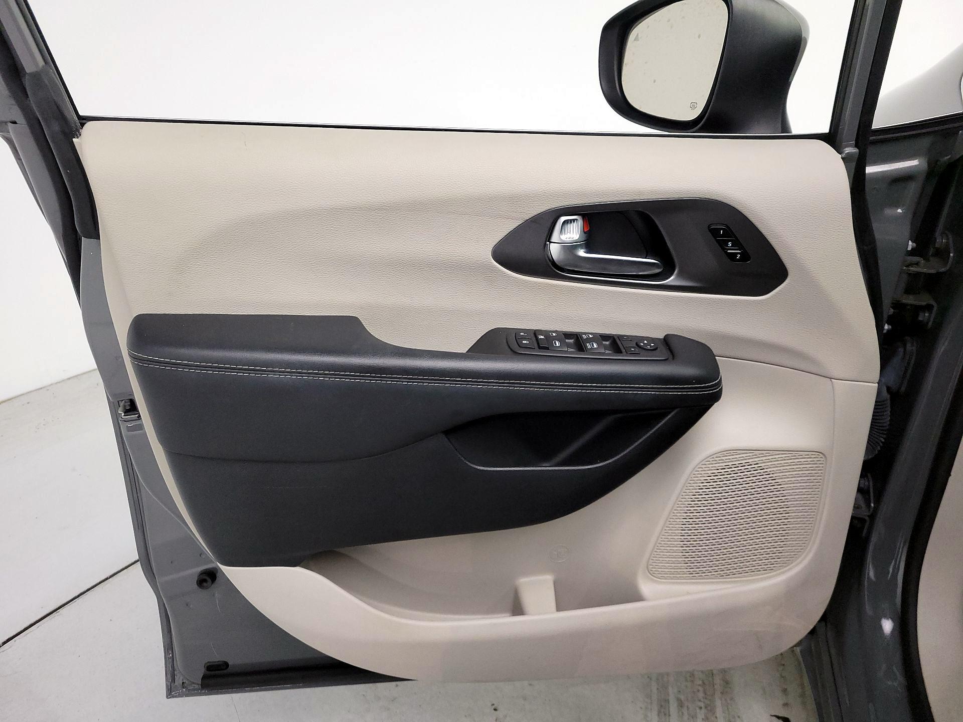 Thumbnail: 2023 Chrysler Pacifica - 12