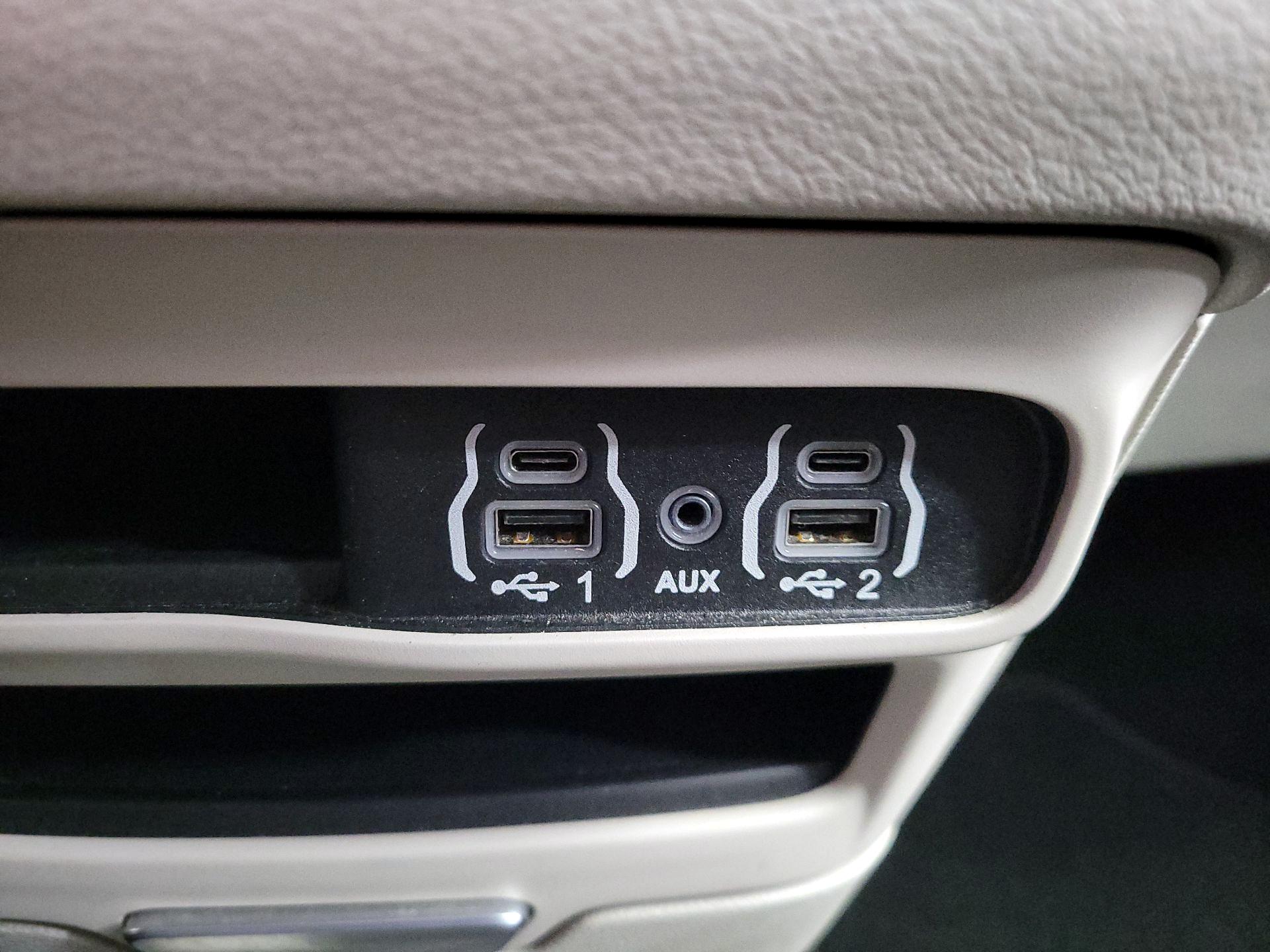 Thumbnail: 2023 Chrysler Pacifica - 18