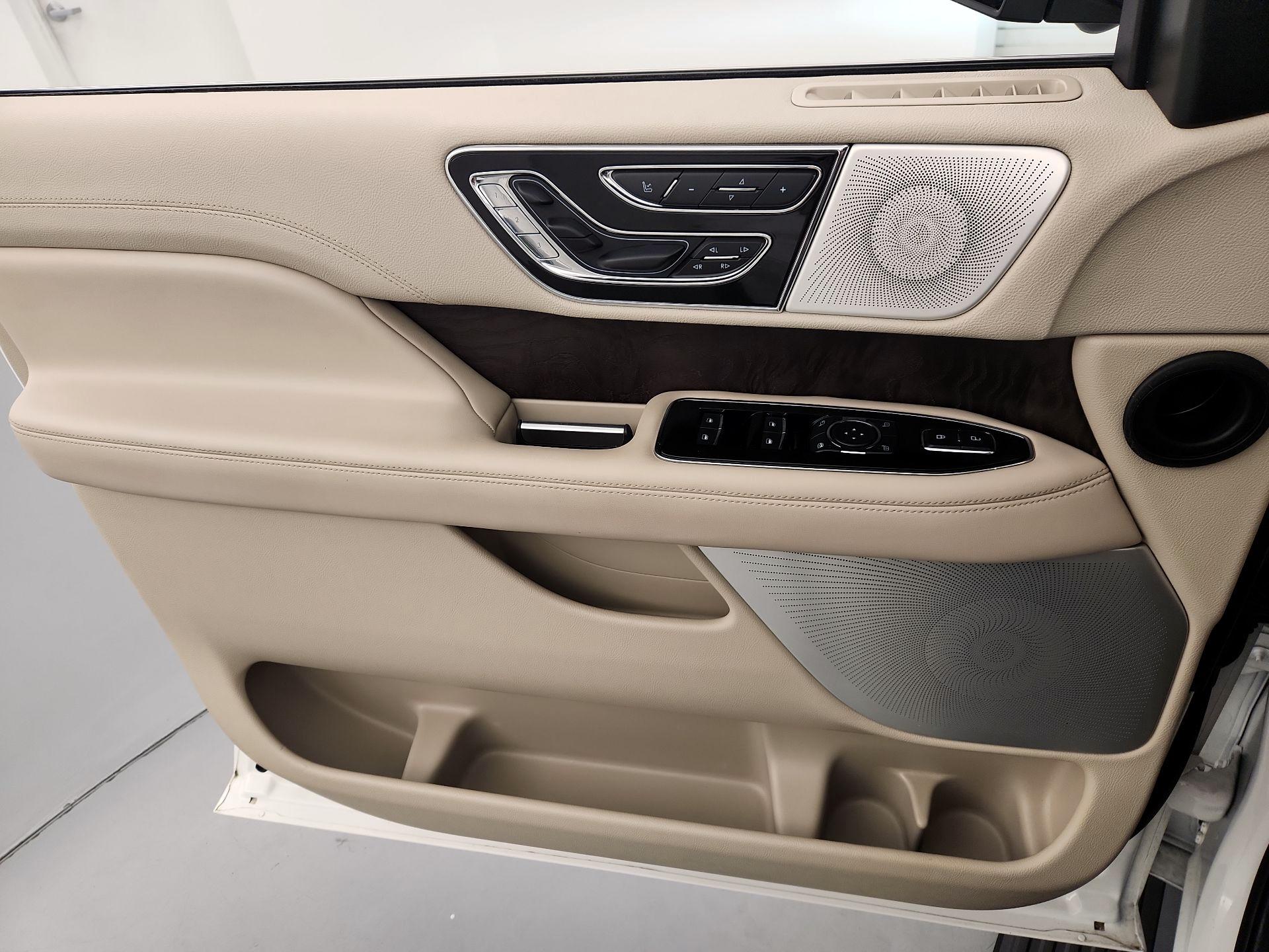 Thumbnail: 2021 Lincoln Navigator - 12