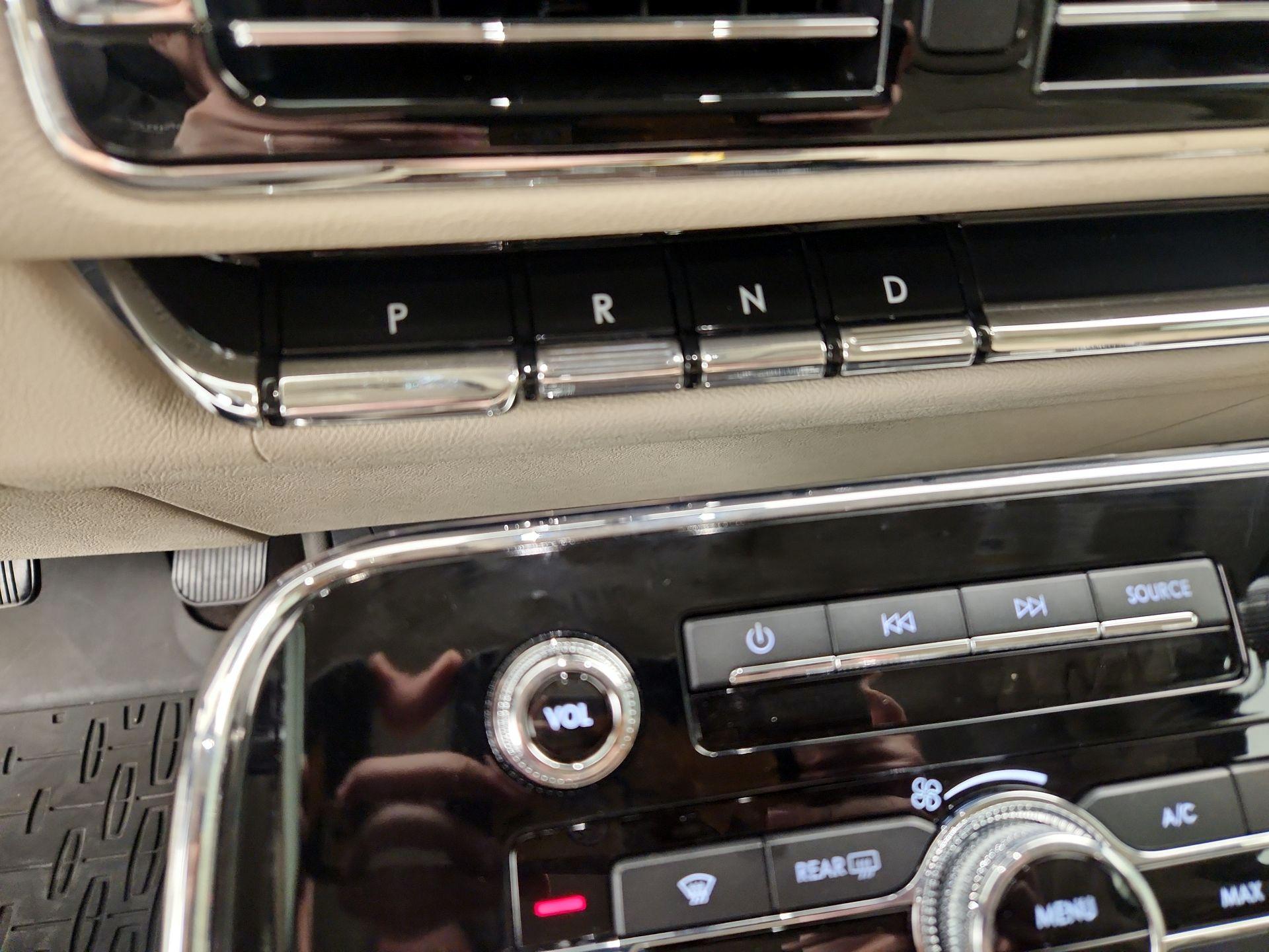 Thumbnail: 2021 Lincoln Navigator - 18