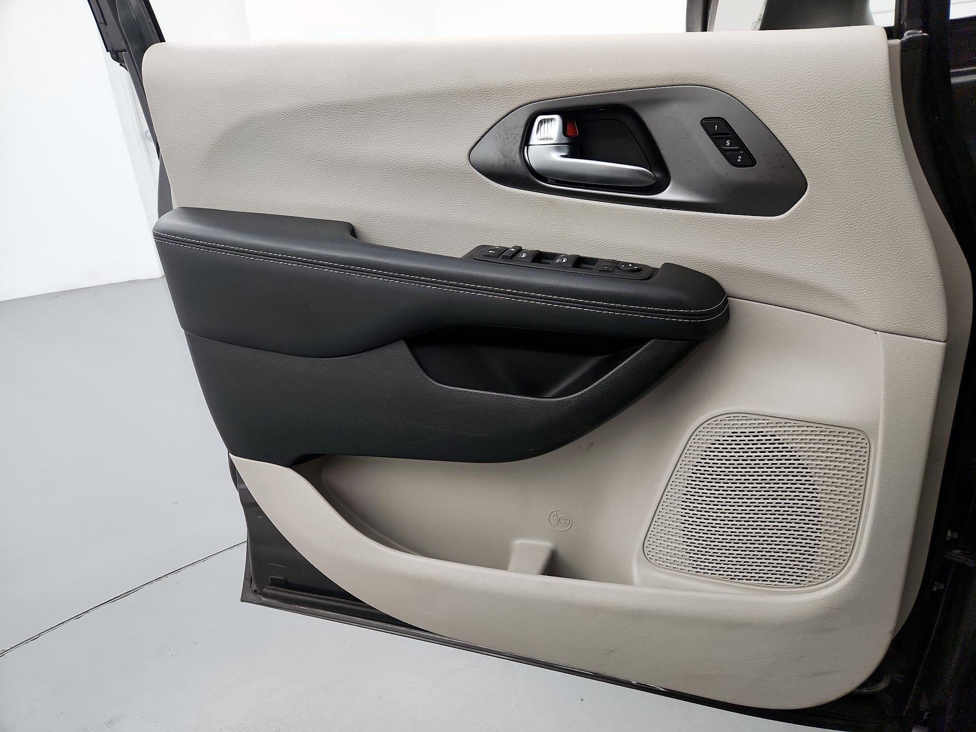 Thumbnail: 2023 Chrysler Pacifica - 12