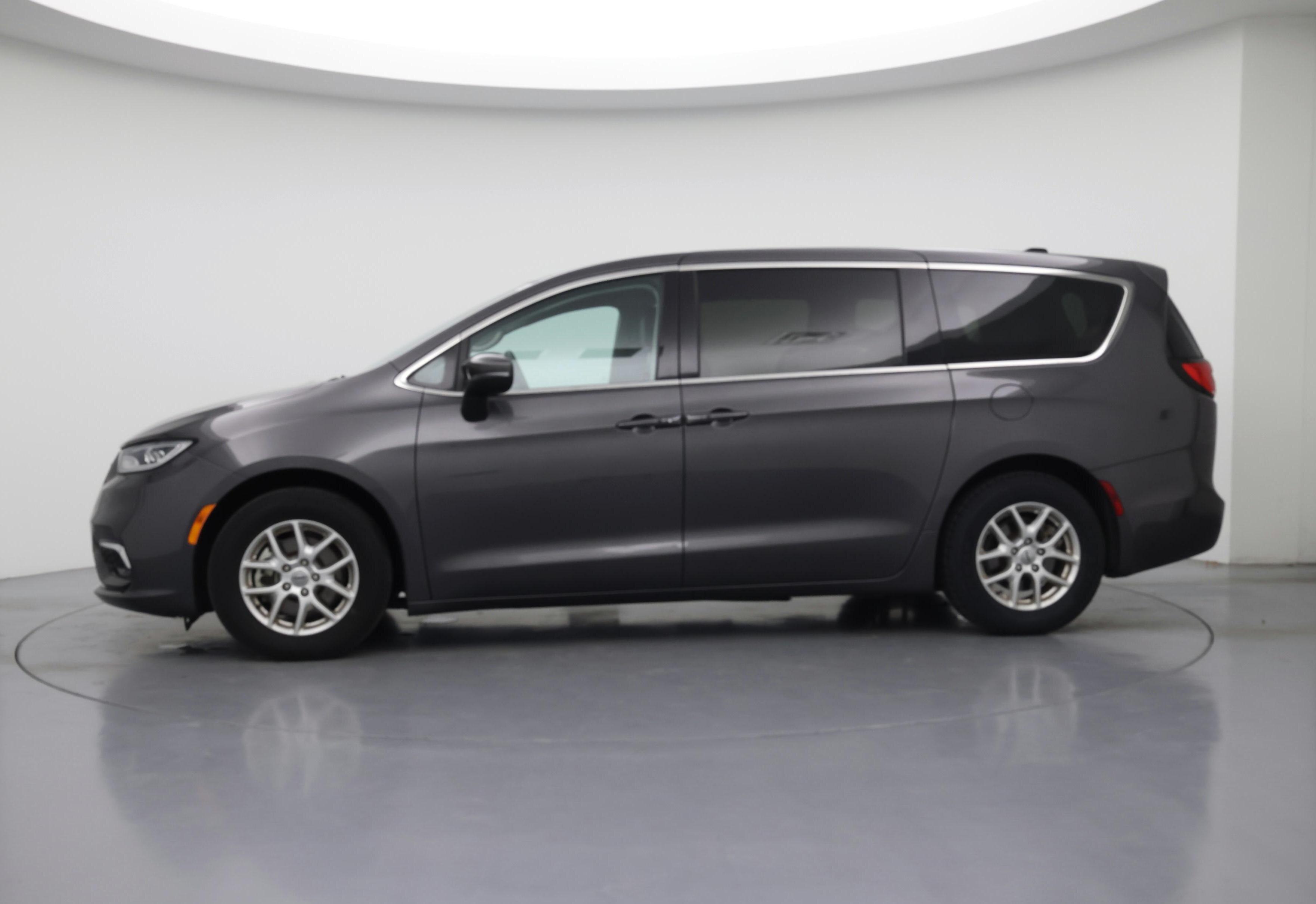 Thumbnail: 2023 Chrysler Pacifica - 3