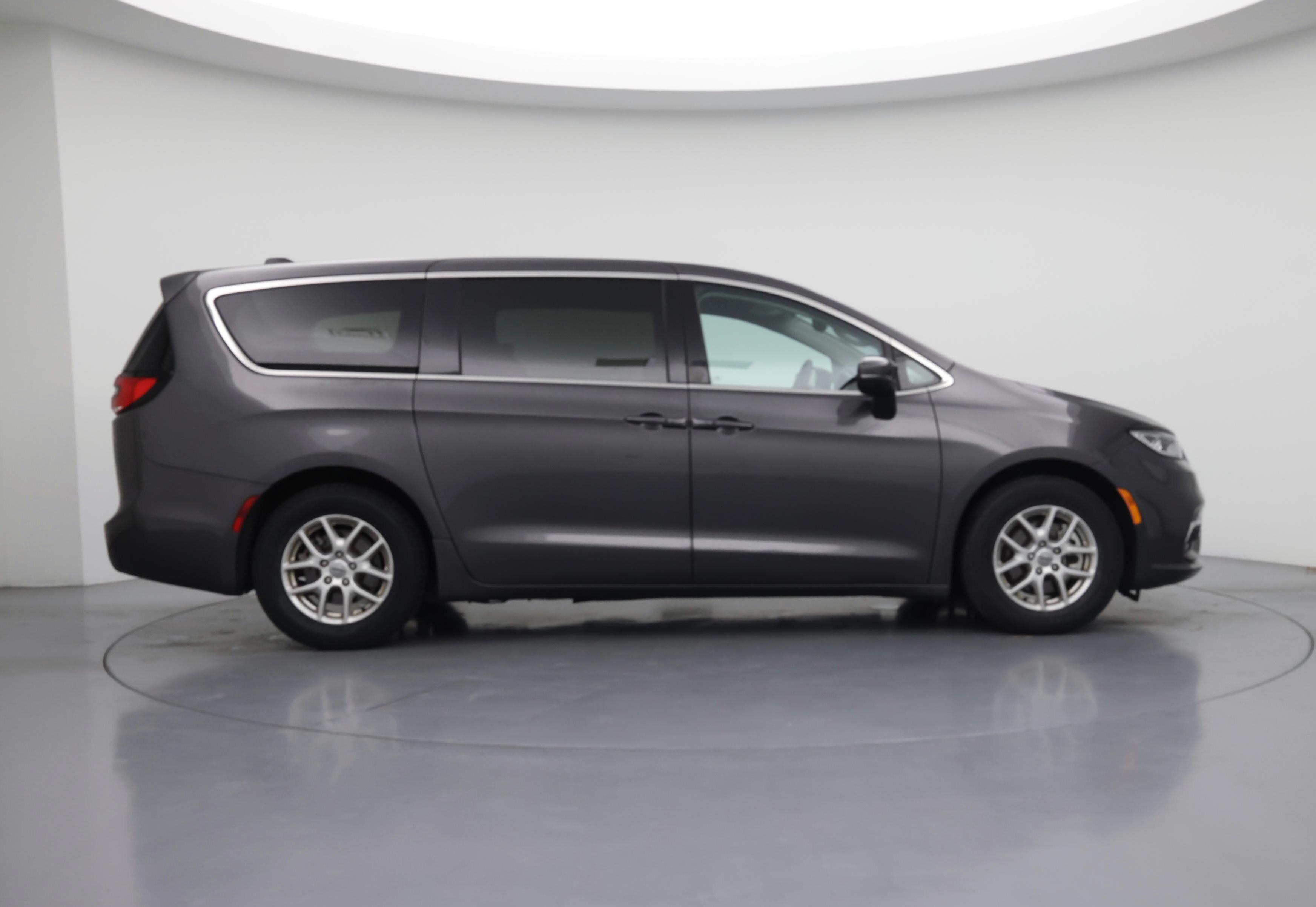 Thumbnail: 2023 Chrysler Pacifica - 7