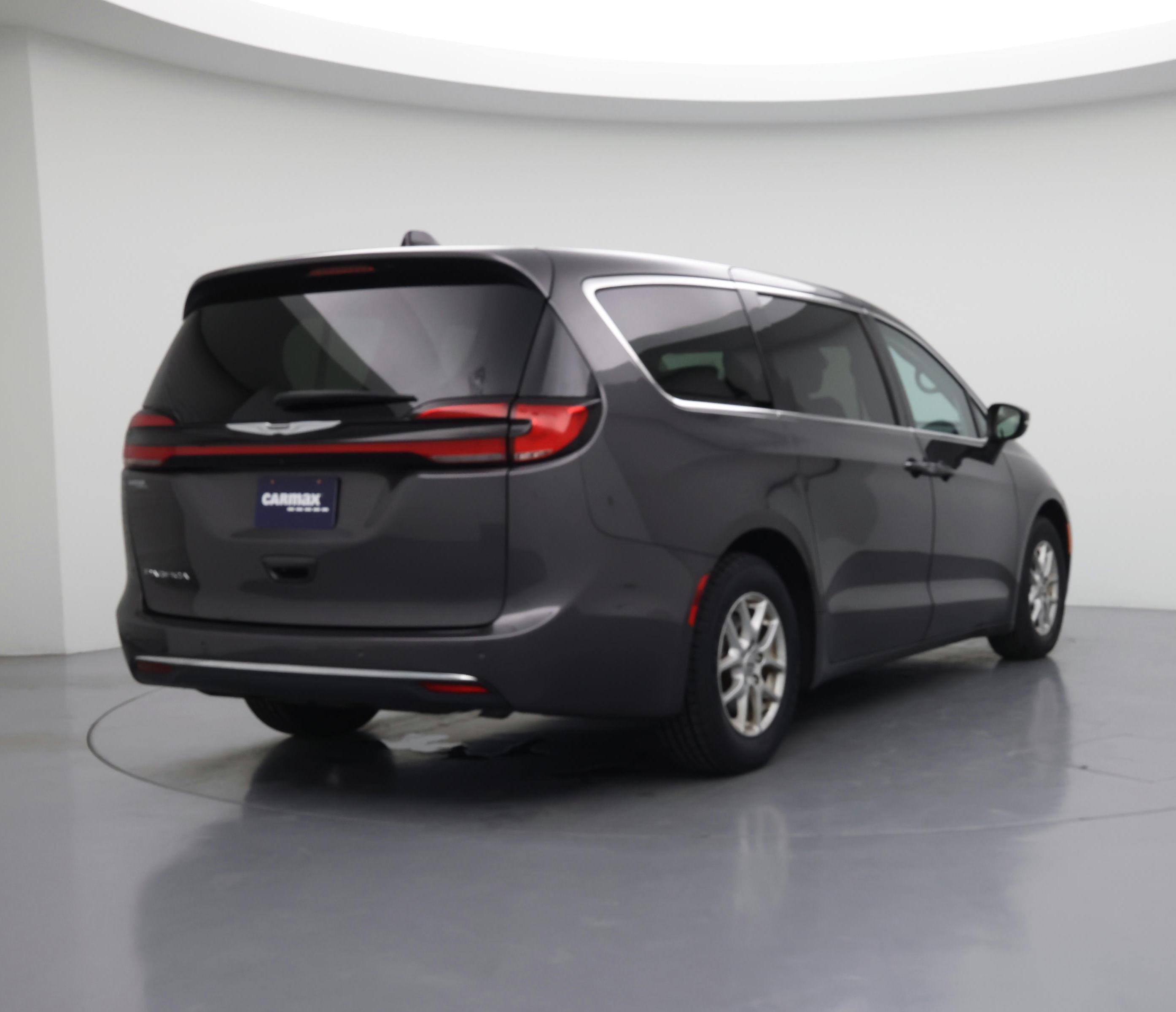 Thumbnail: 2023 Chrysler Pacifica - 8