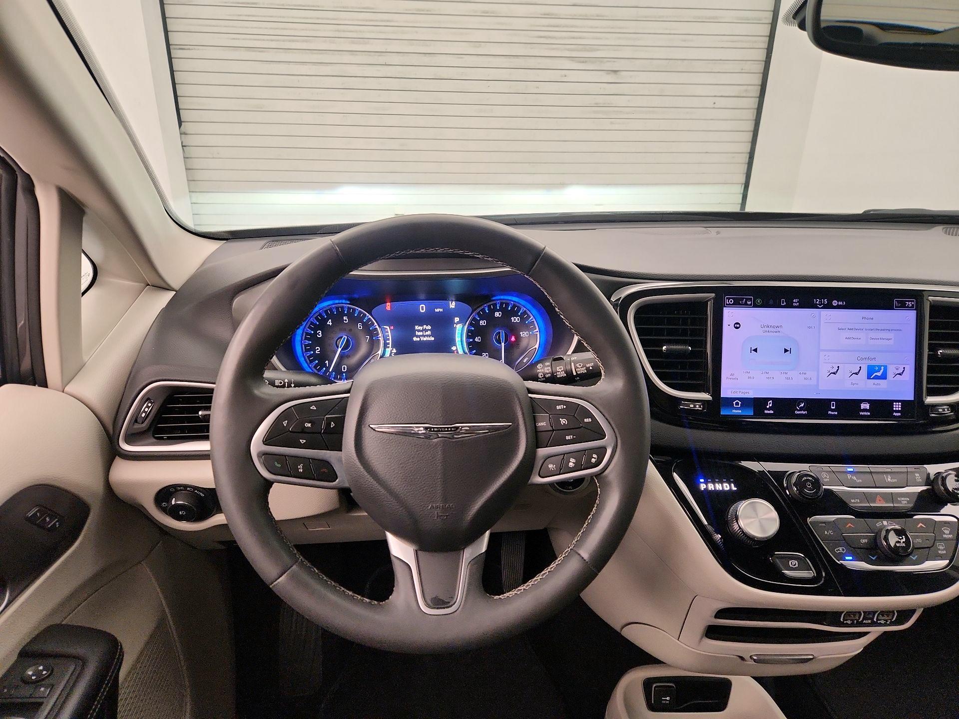 Thumbnail: 2023 Chrysler Pacifica - 10