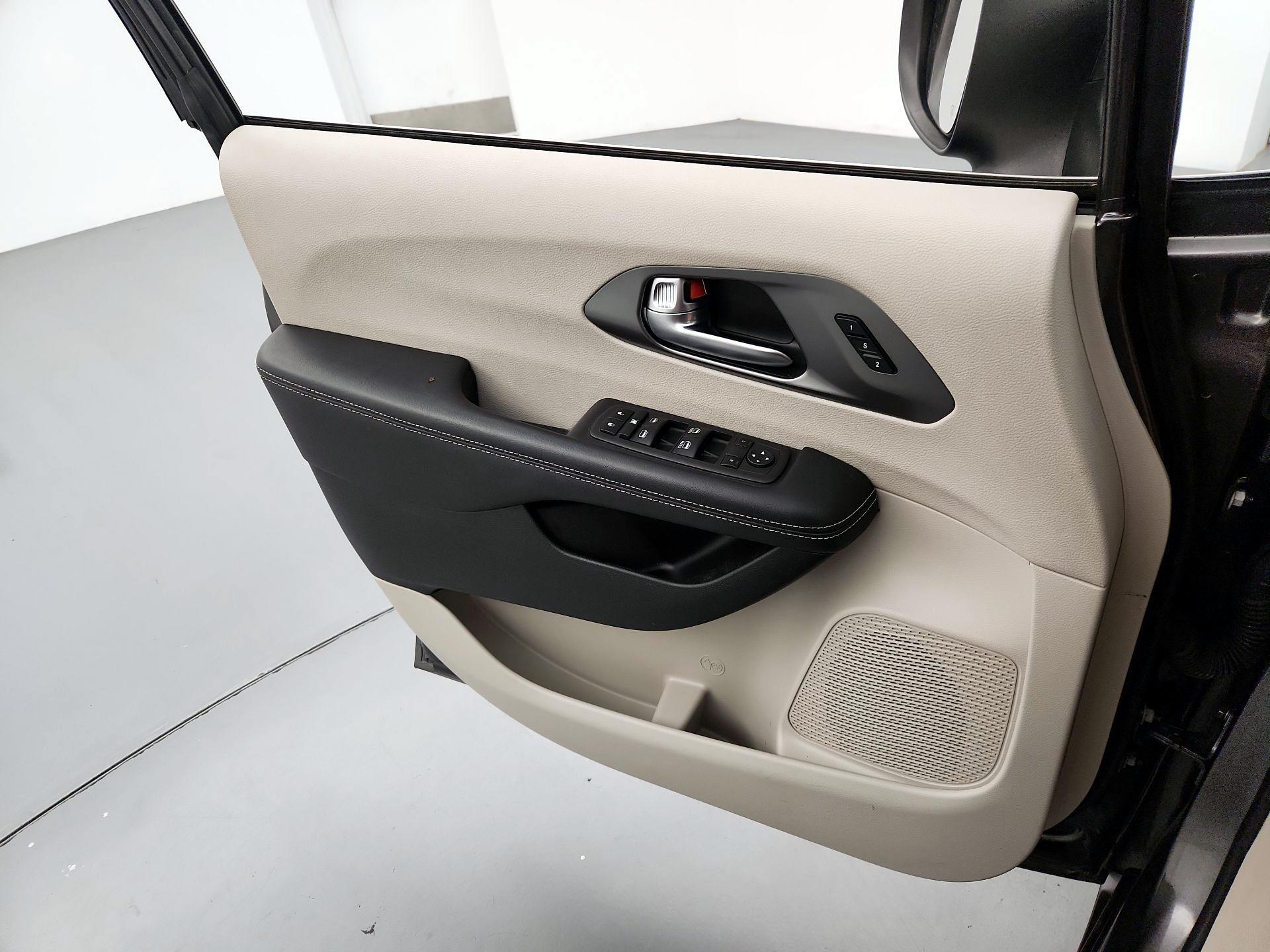 Thumbnail: 2023 Chrysler Pacifica - 12