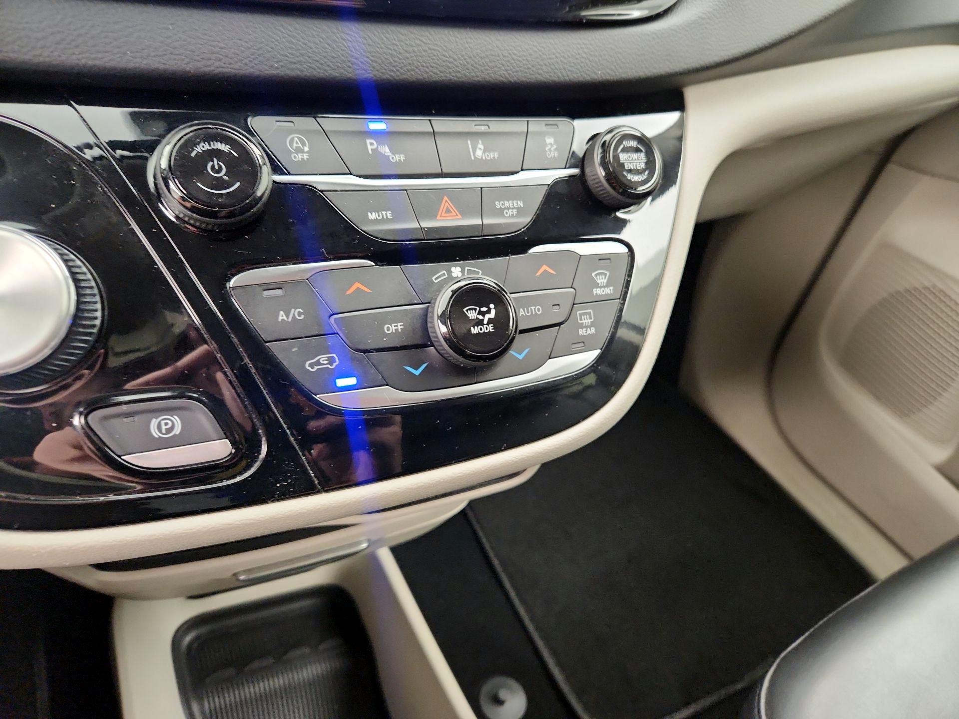 Thumbnail: 2023 Chrysler Pacifica - 16