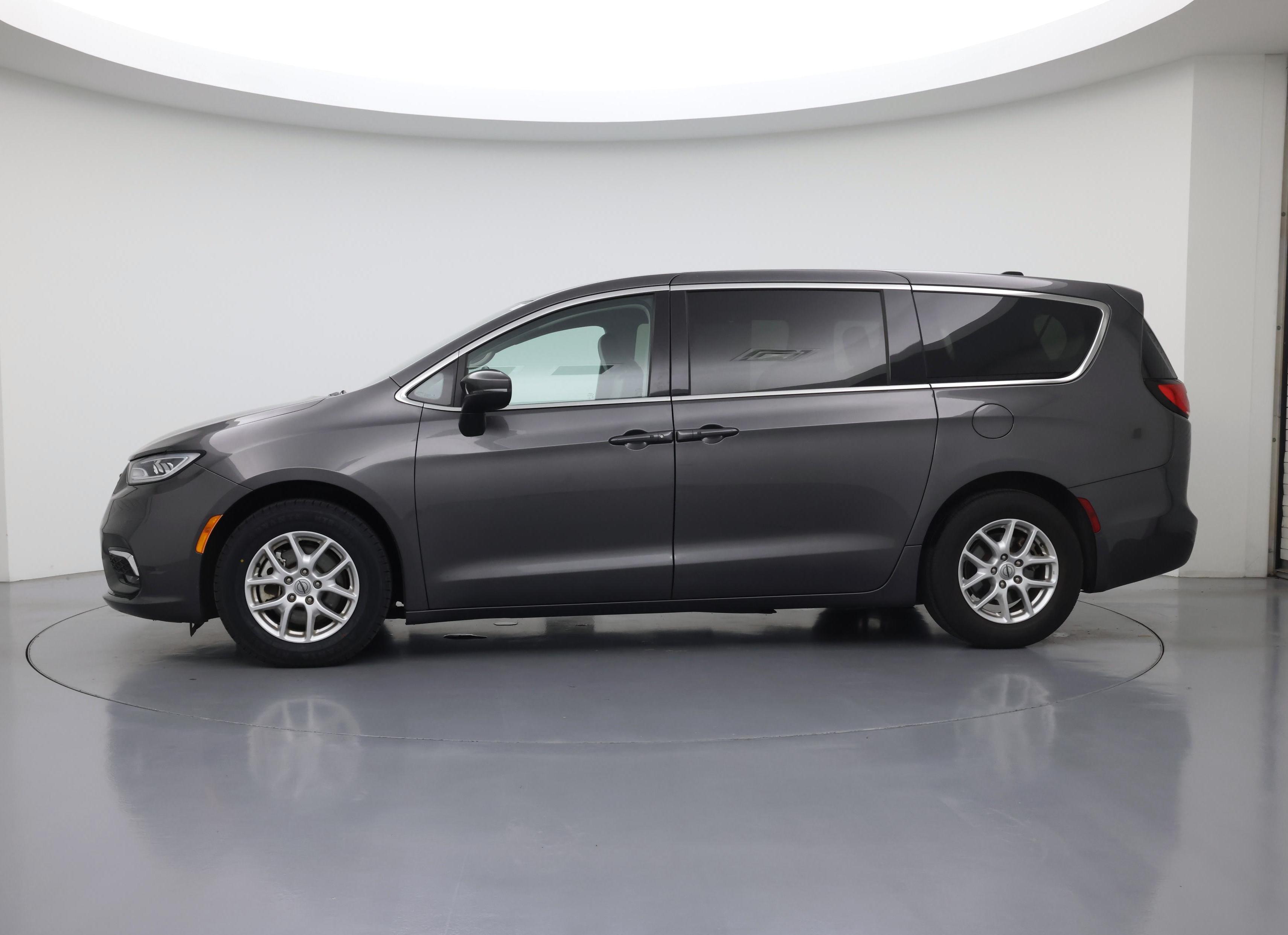 Thumbnail: 2023 Chrysler Pacifica - 3