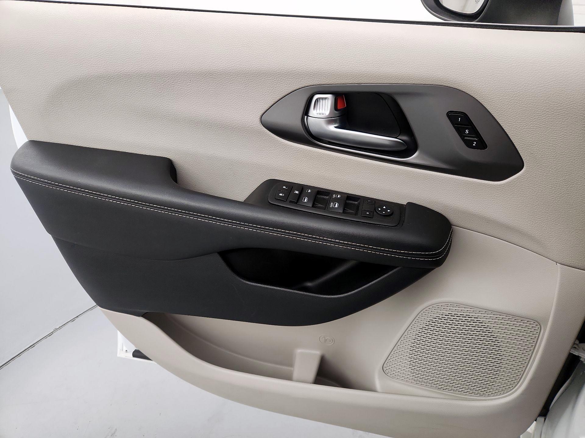 Thumbnail: 2023 Chrysler Pacifica - 12