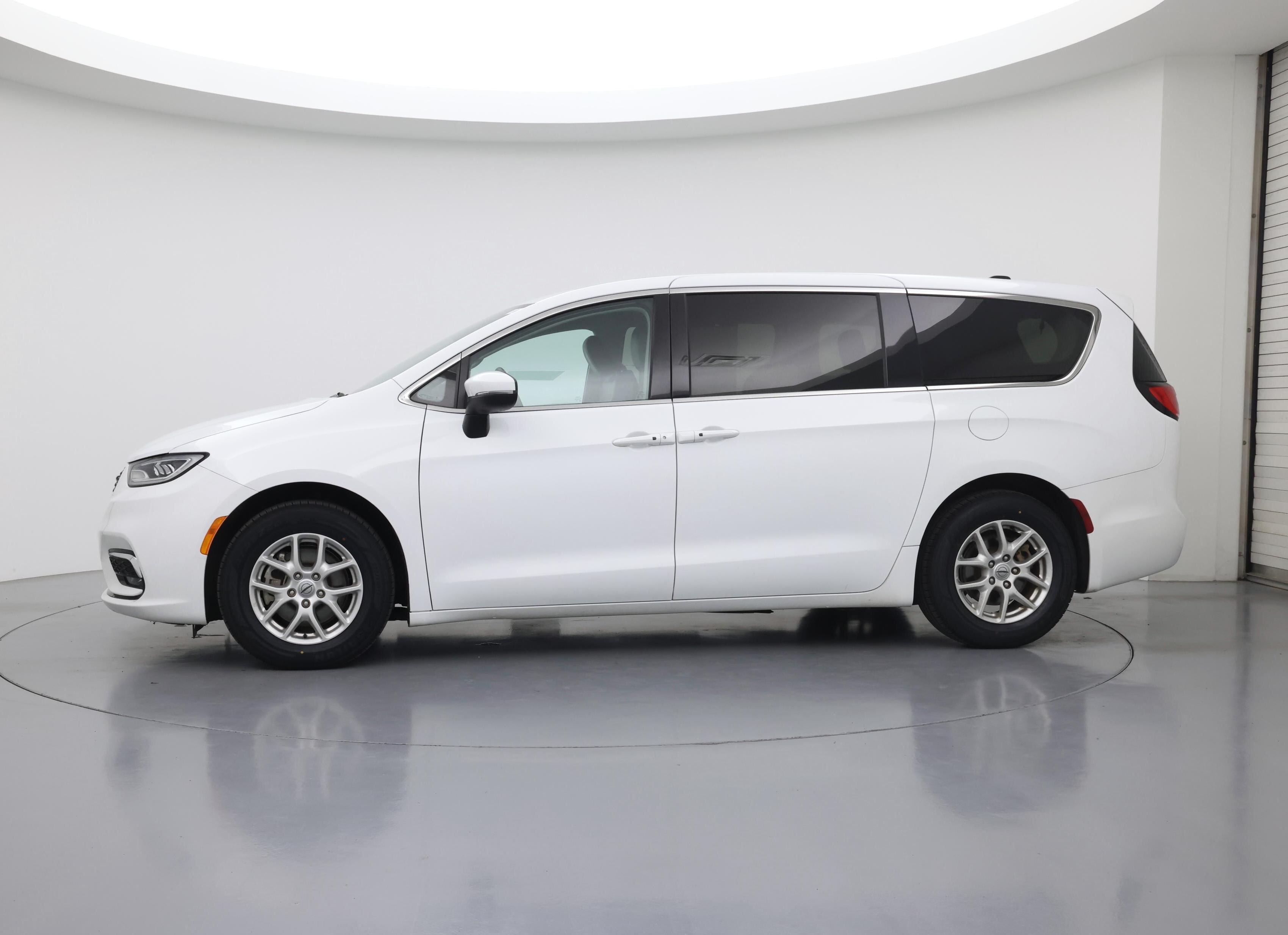 Thumbnail: 2023 Chrysler Pacifica - 3