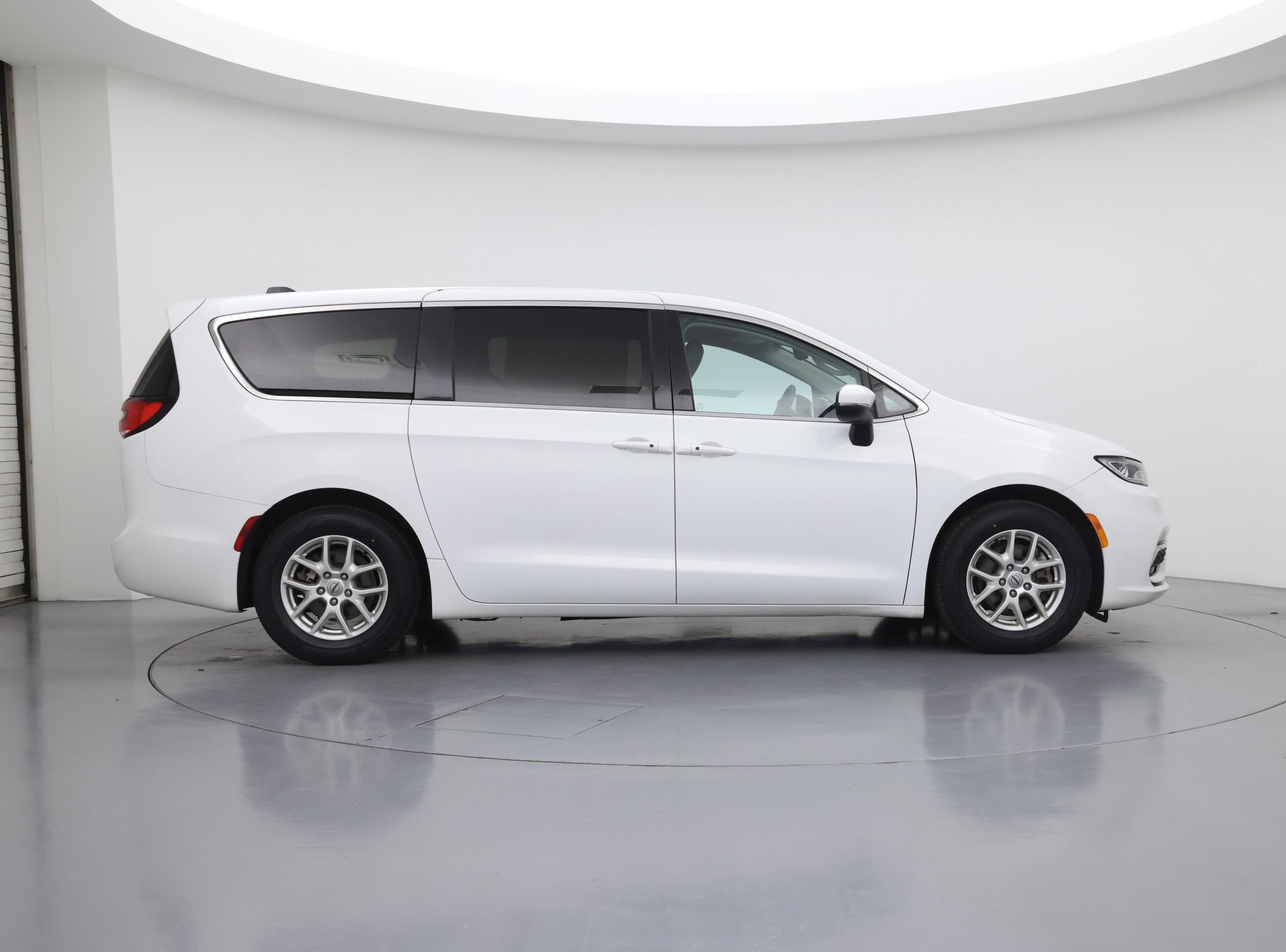 Thumbnail: 2023 Chrysler Pacifica - 7