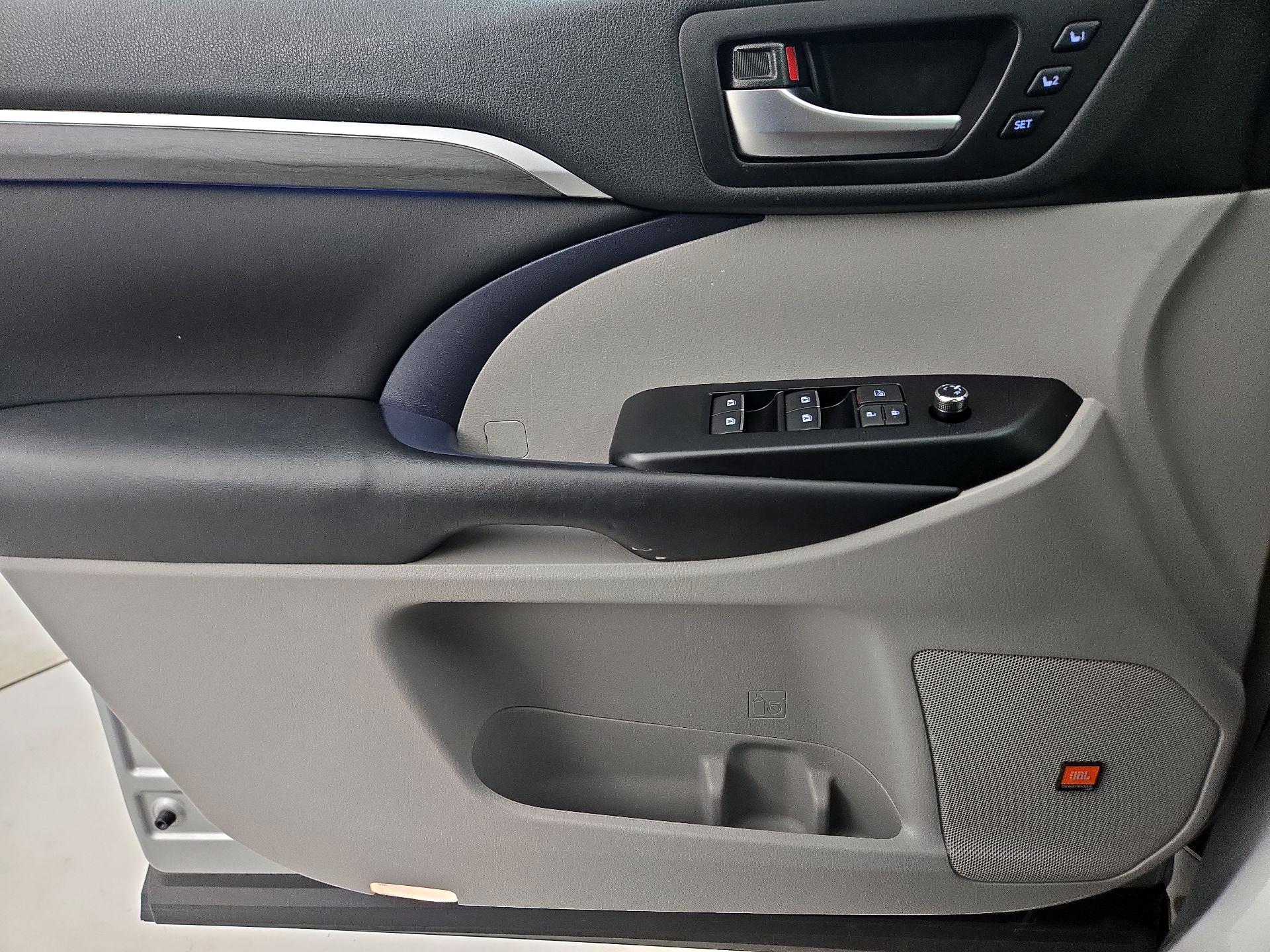 Thumbnail: 2019 Toyota Highlander - 12