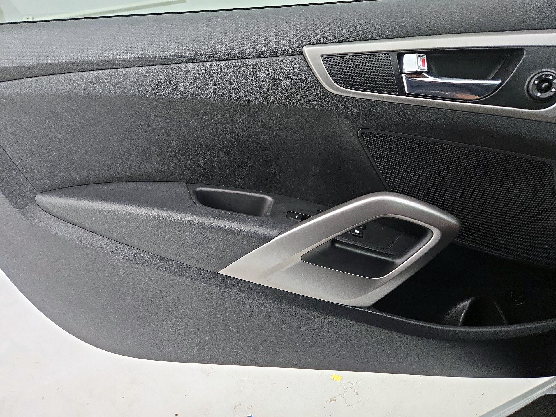 Thumbnail: 2016 Hyundai Veloster - 12