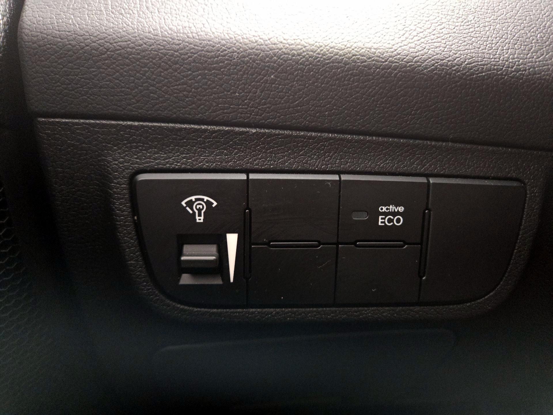 Thumbnail: 2016 Hyundai Veloster - 13