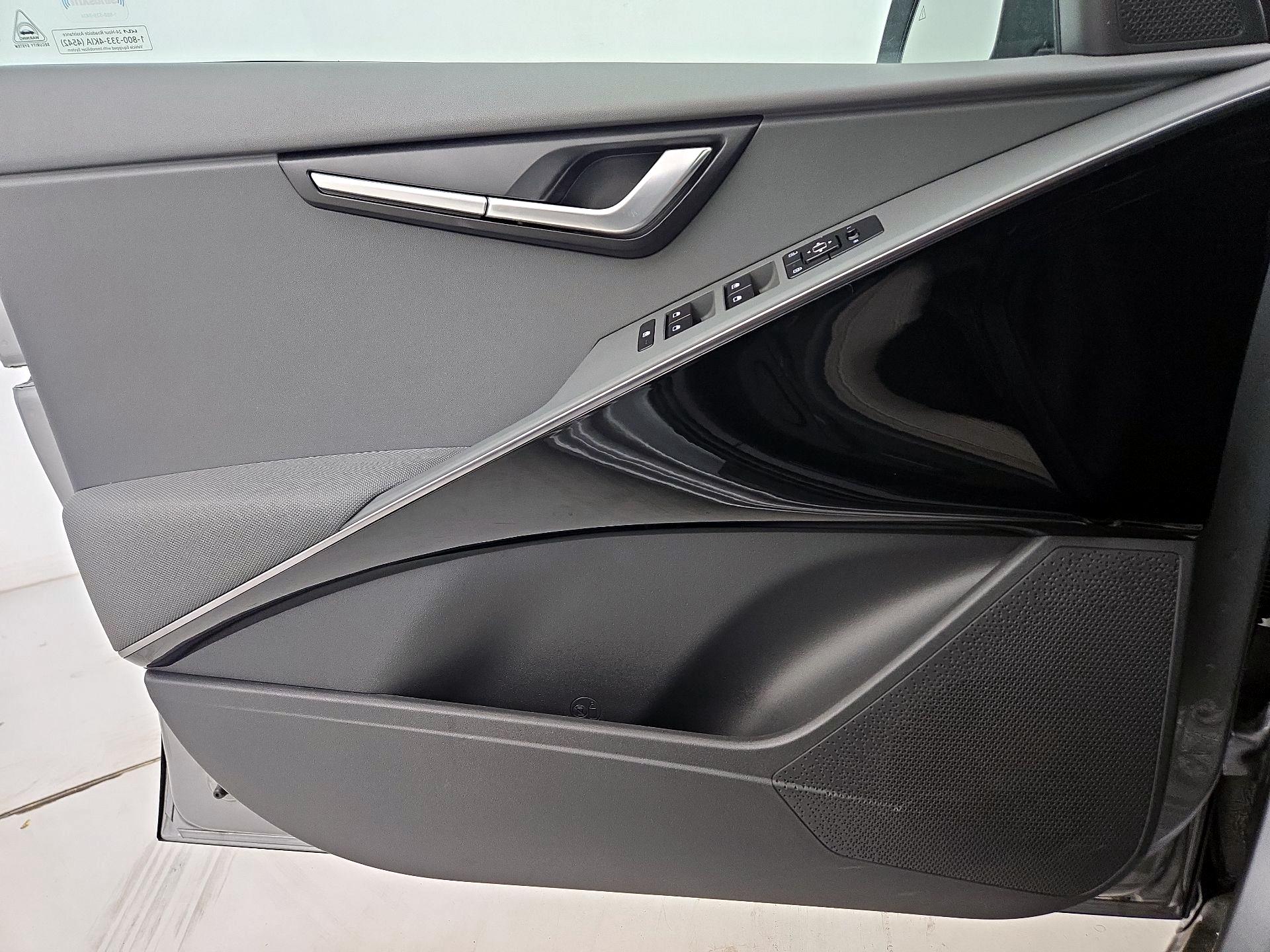 Thumbnail: 2025 Kia Niro - 12