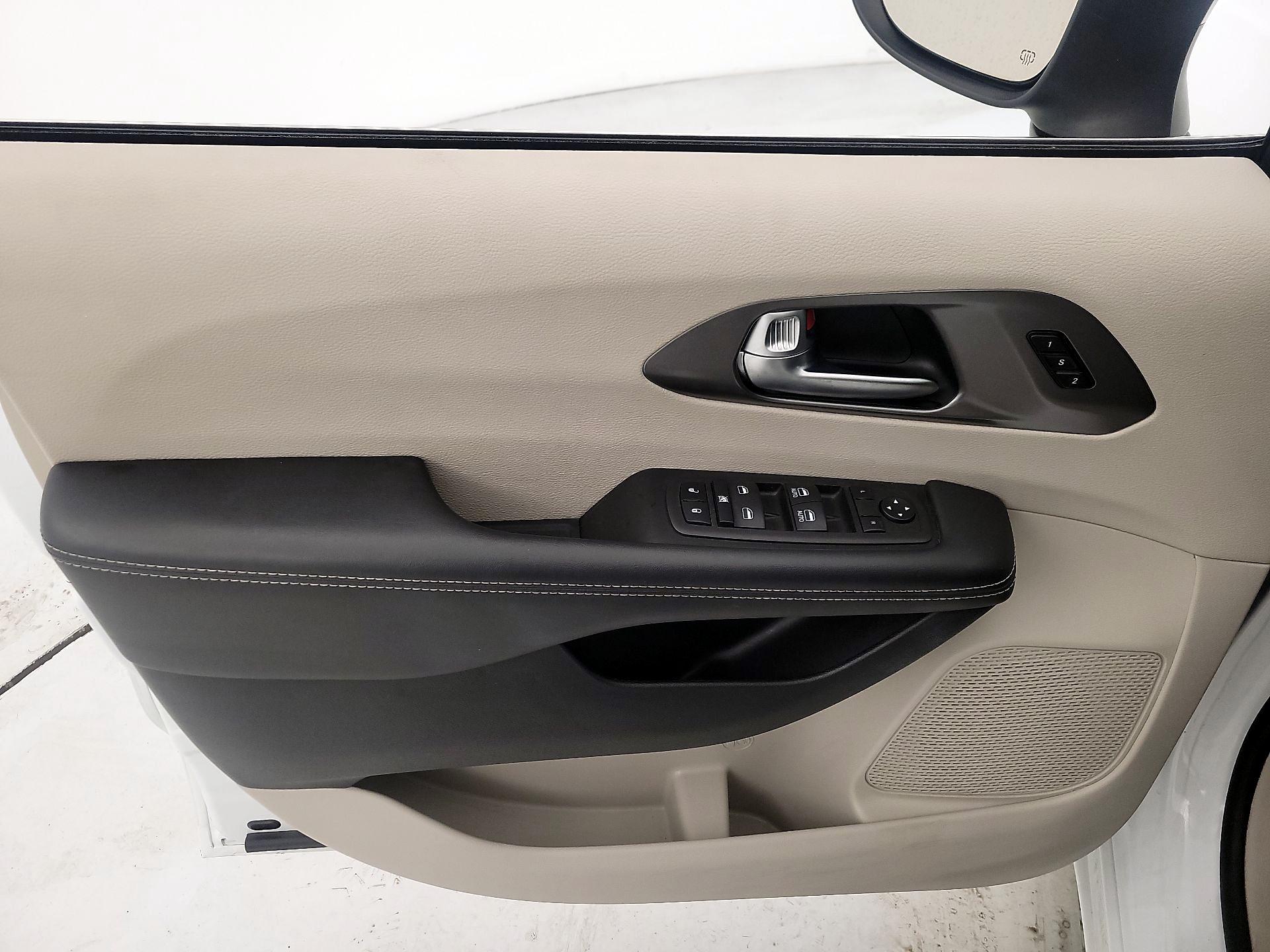 Thumbnail: 2023 Chrysler Pacifica - 12