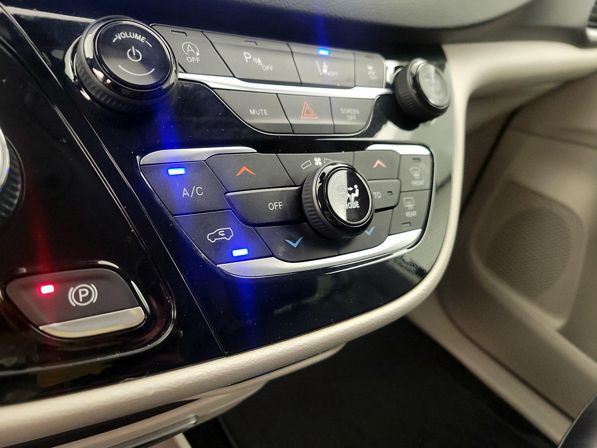 Thumbnail: 2023 Chrysler Pacifica - 16