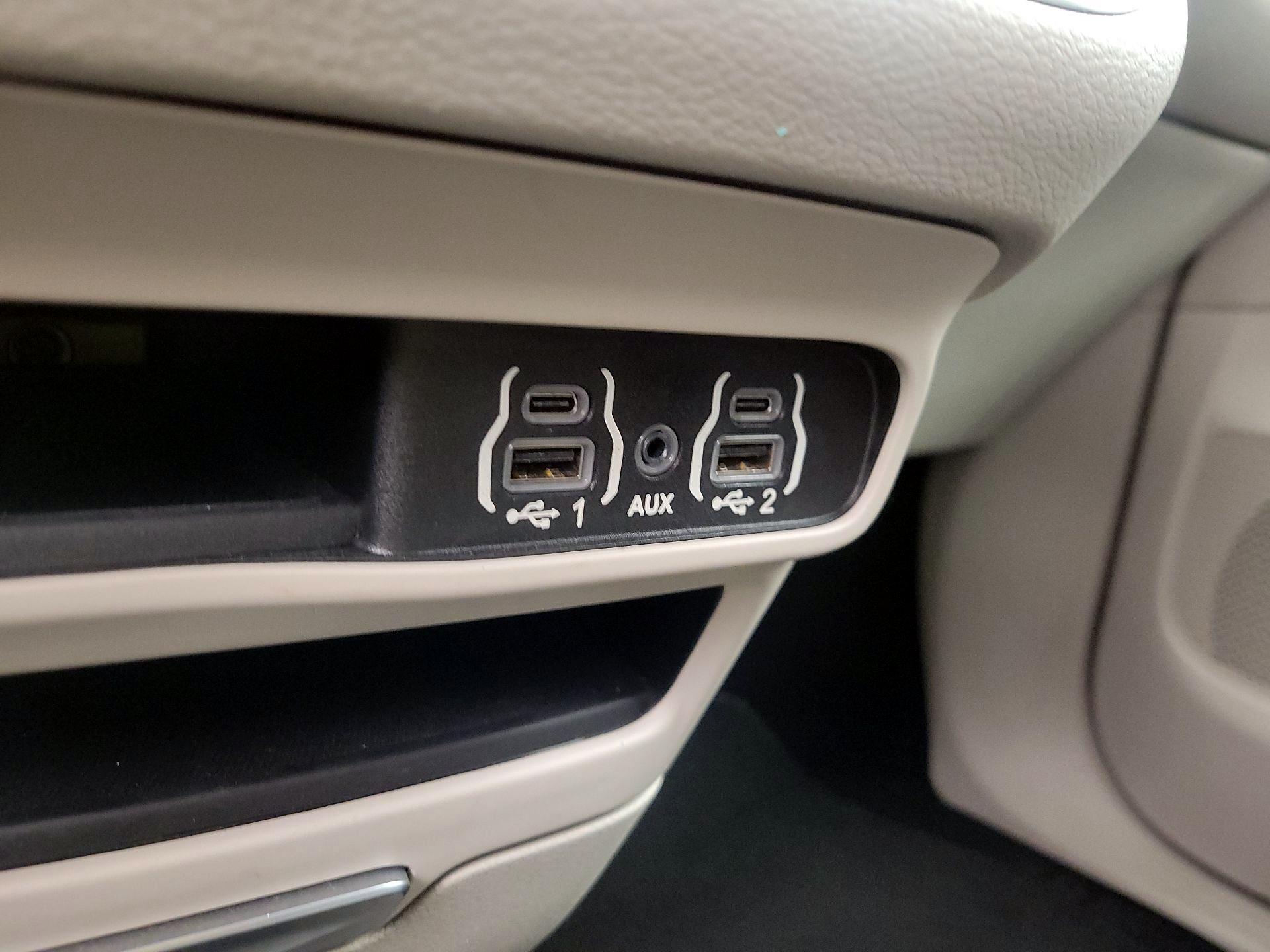 Thumbnail: 2023 Chrysler Pacifica - 18