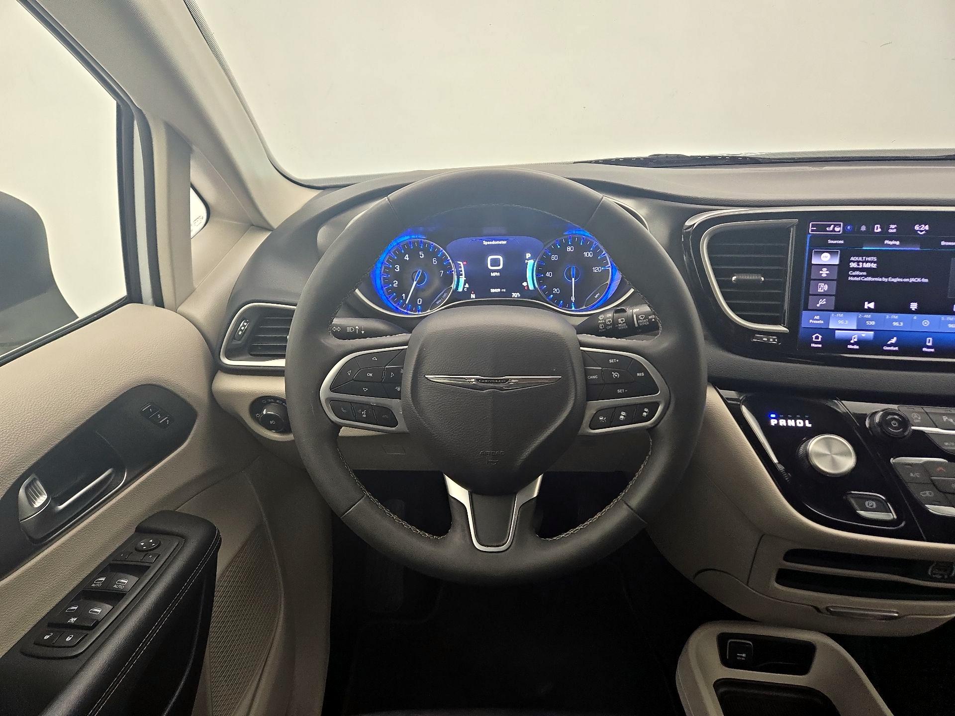 Thumbnail: 2023 Chrysler Pacifica - 10