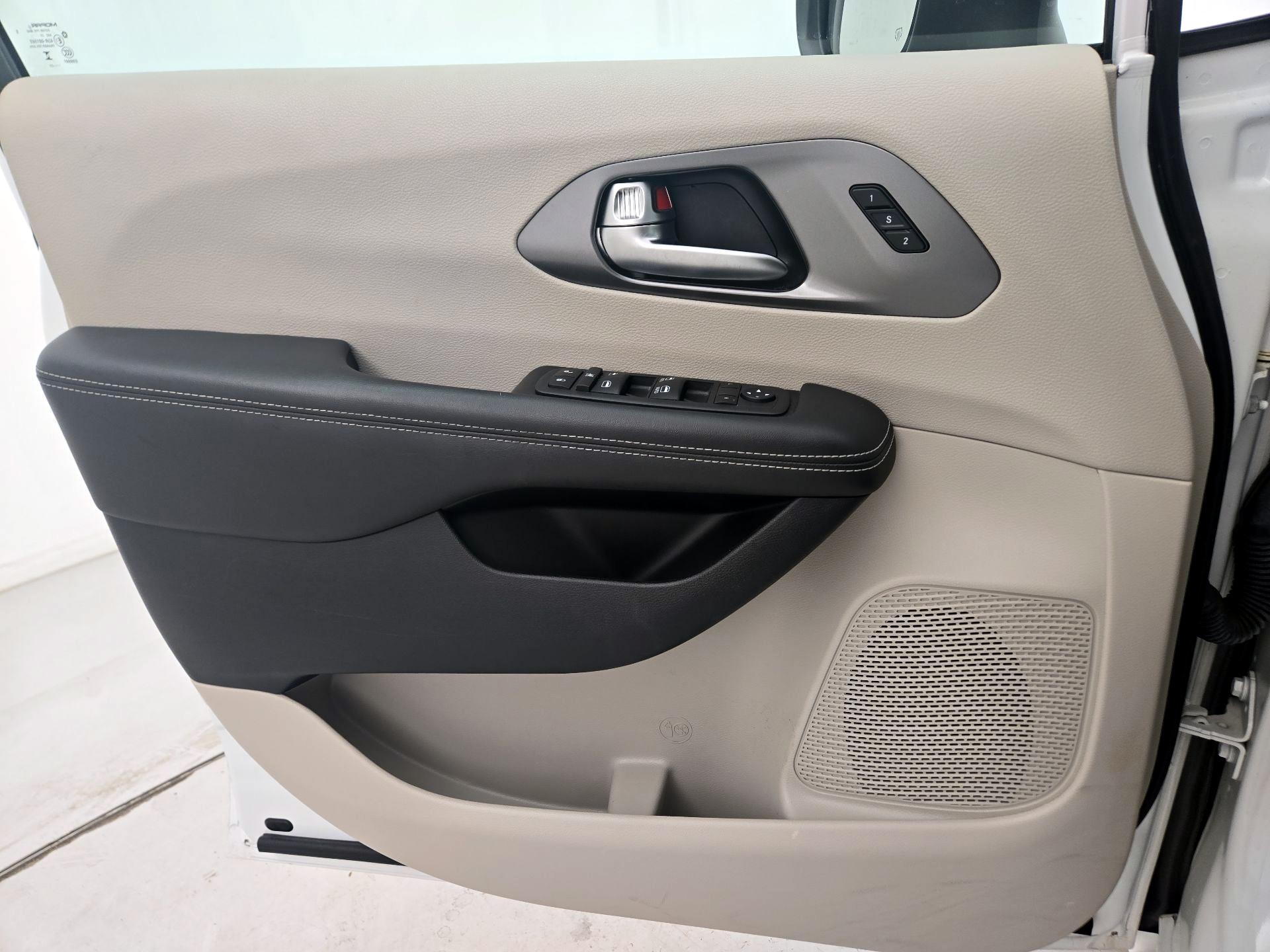 Thumbnail: 2023 Chrysler Pacifica - 12