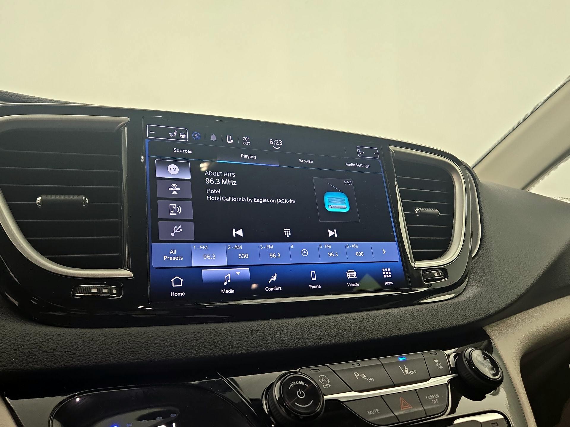 Thumbnail: 2023 Chrysler Pacifica - 15