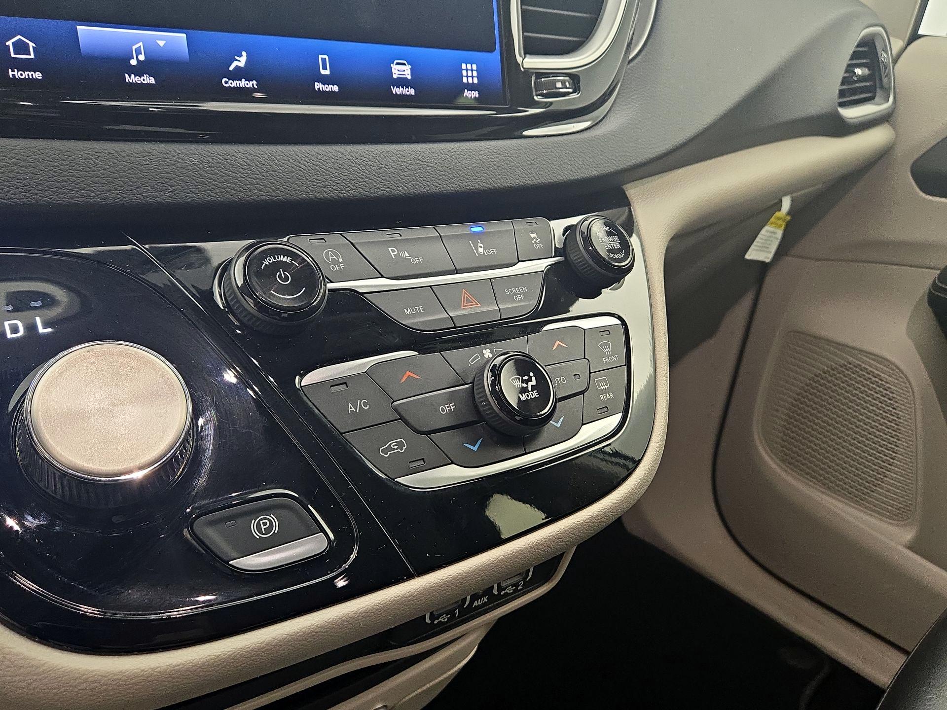 Thumbnail: 2023 Chrysler Pacifica - 16