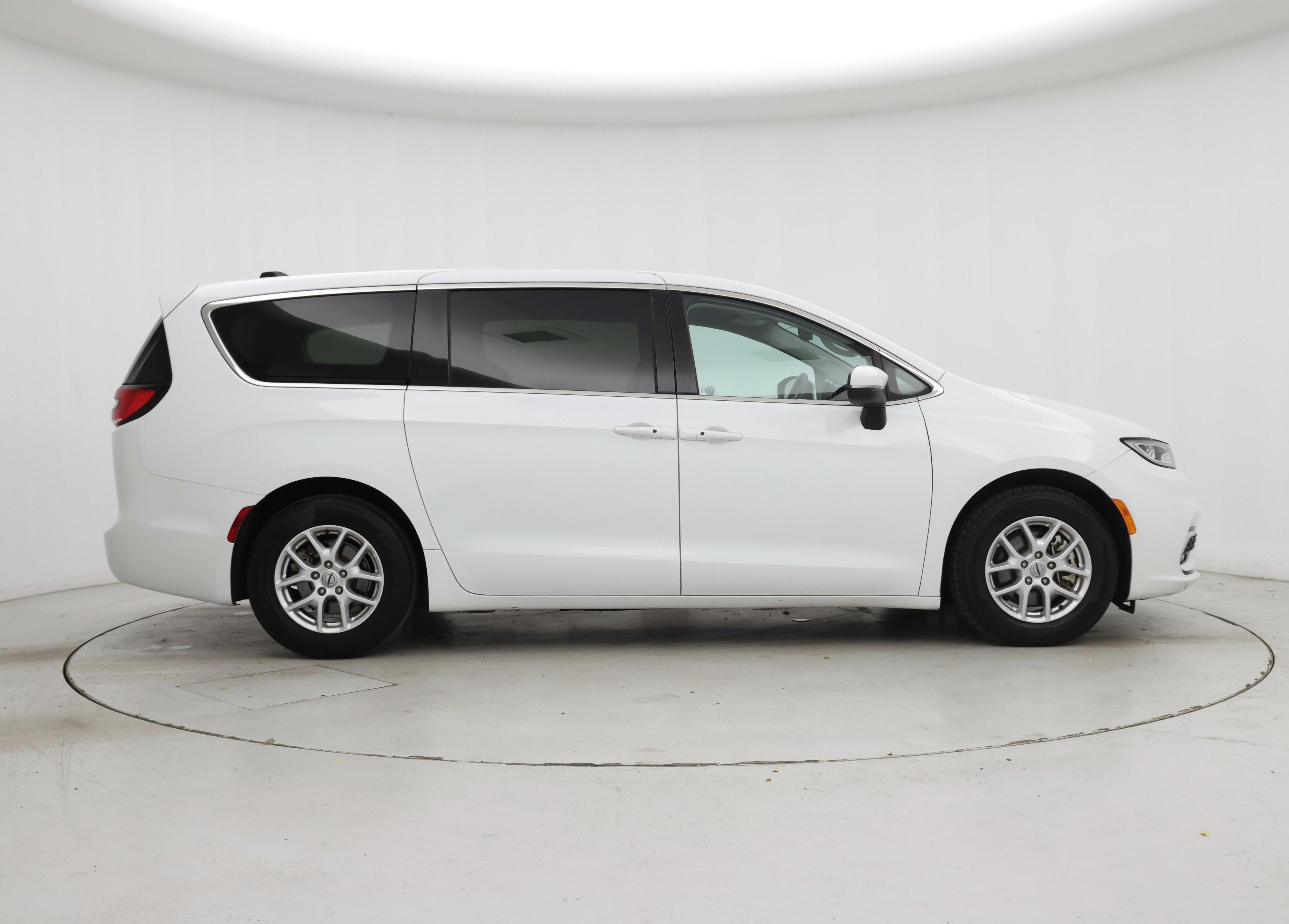 Thumbnail: 2023 Chrysler Pacifica - 7