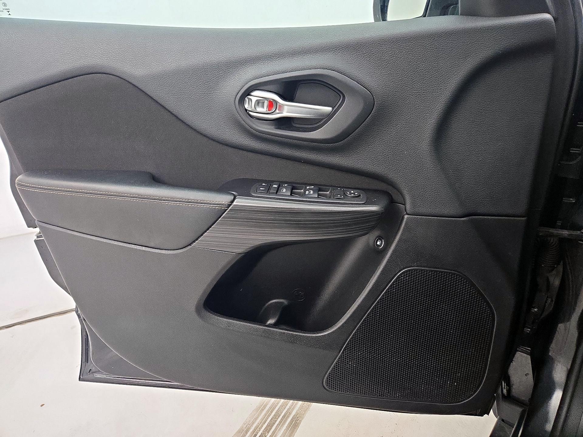 Thumbnail: 2015 Jeep Cherokee - 12