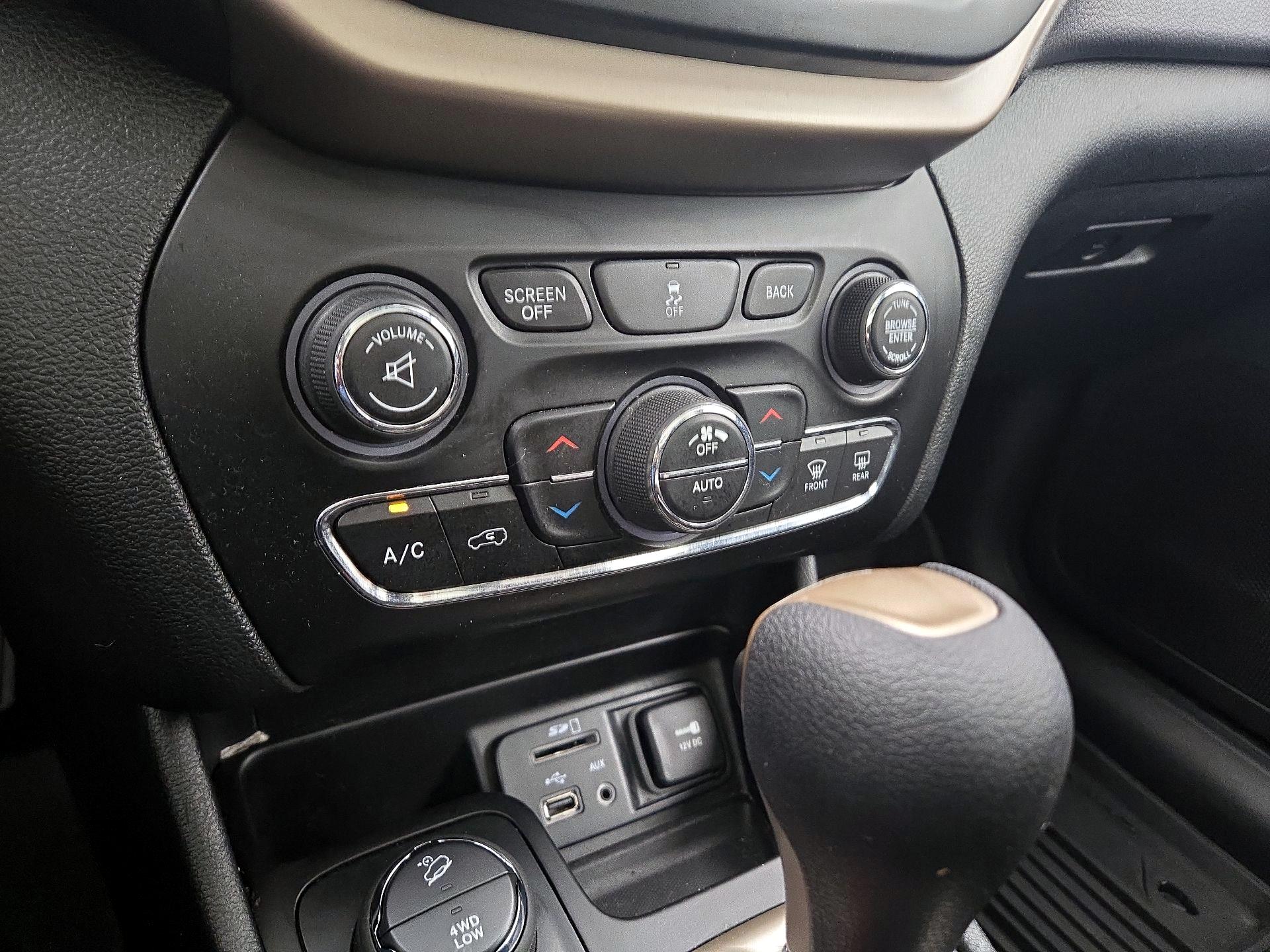 Thumbnail: 2015 Jeep Cherokee - 16