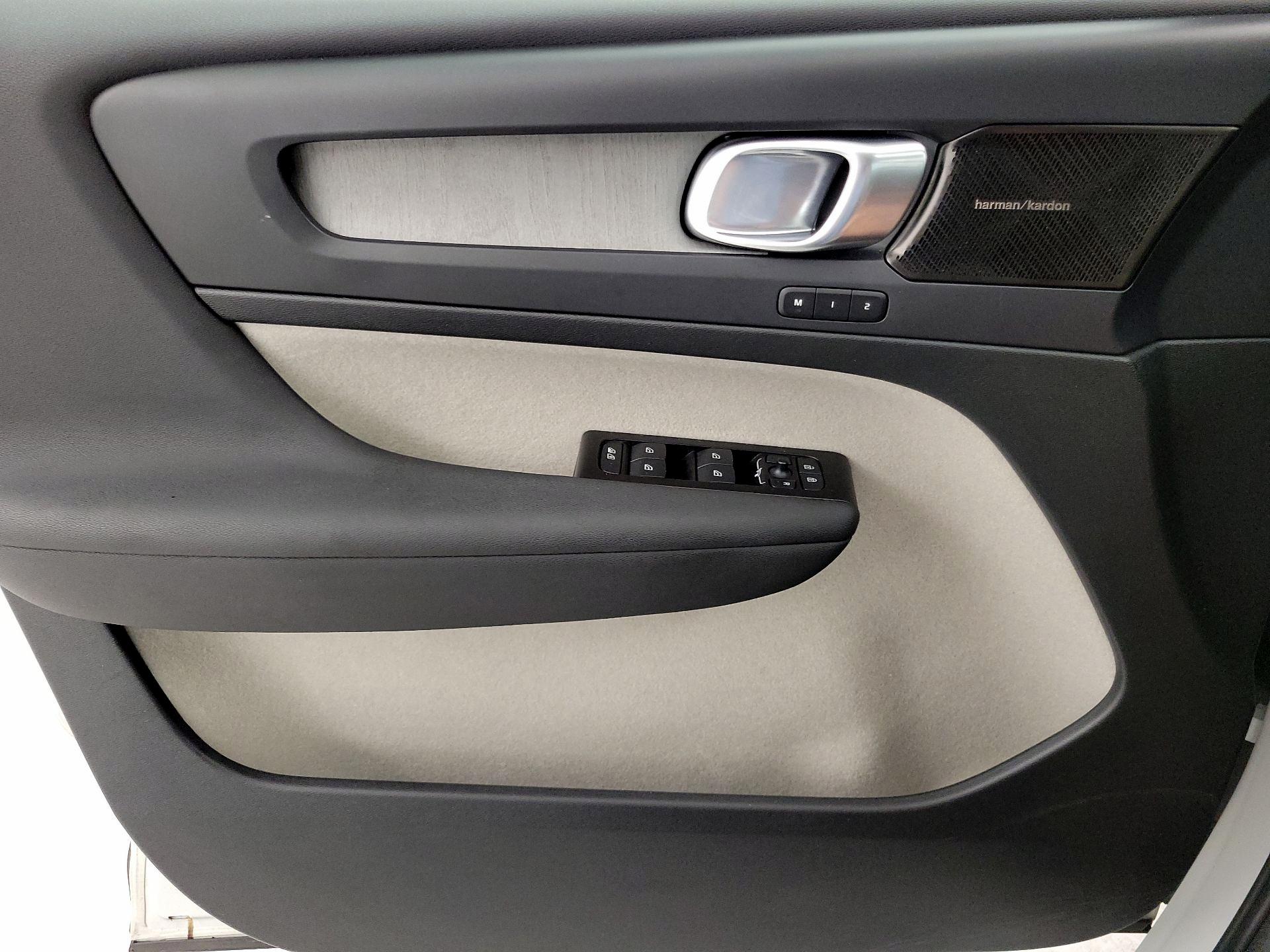 Thumbnail: 2021 Volvo XC40 - 12