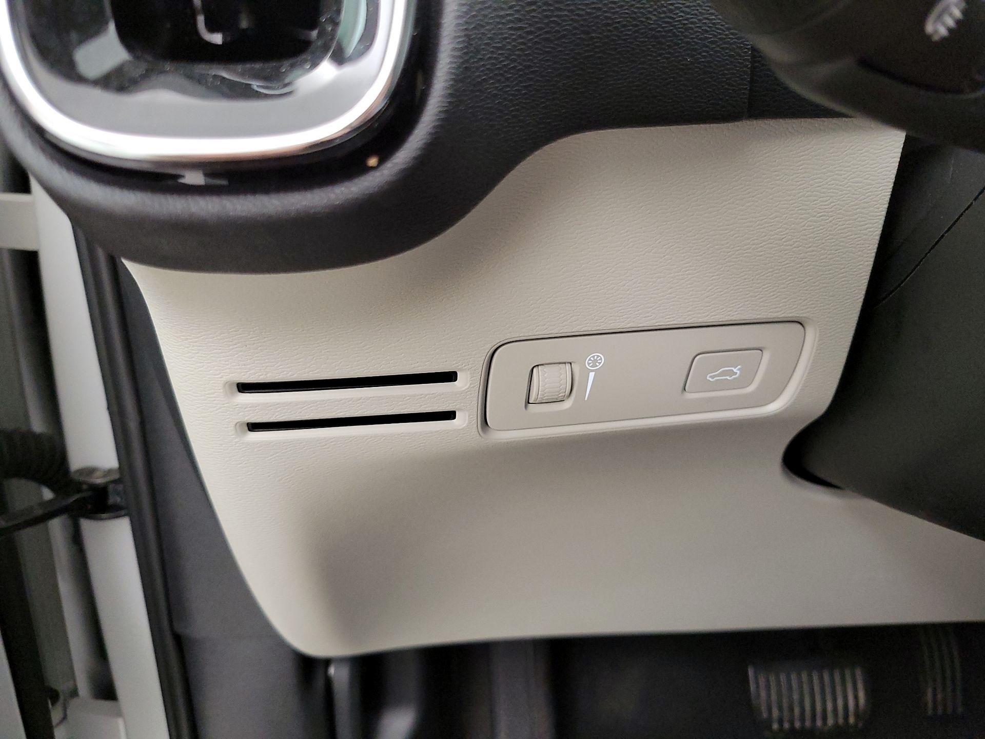 Thumbnail: 2021 Volvo XC40 - 13