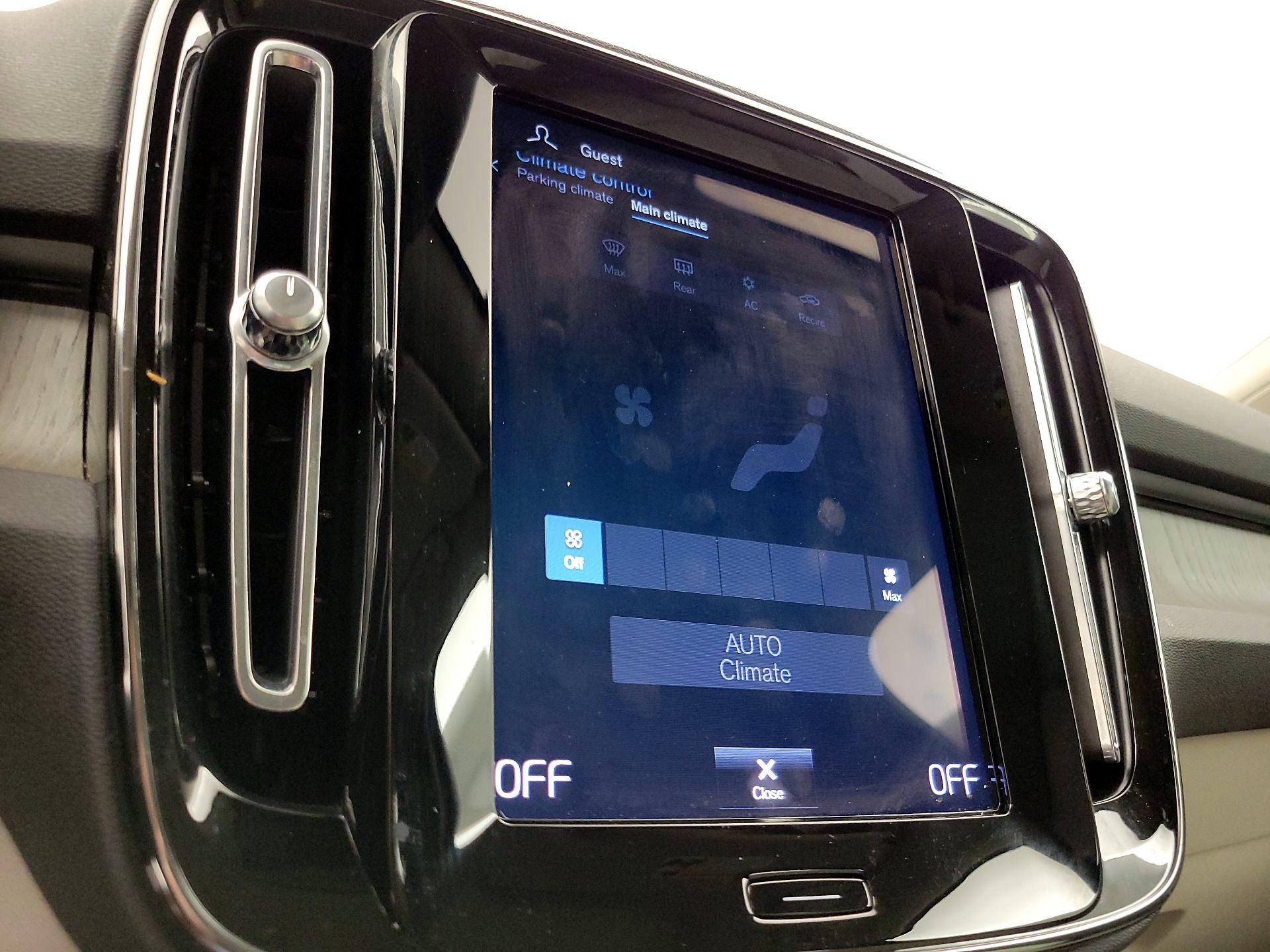 Thumbnail: 2021 Volvo XC40 - 17