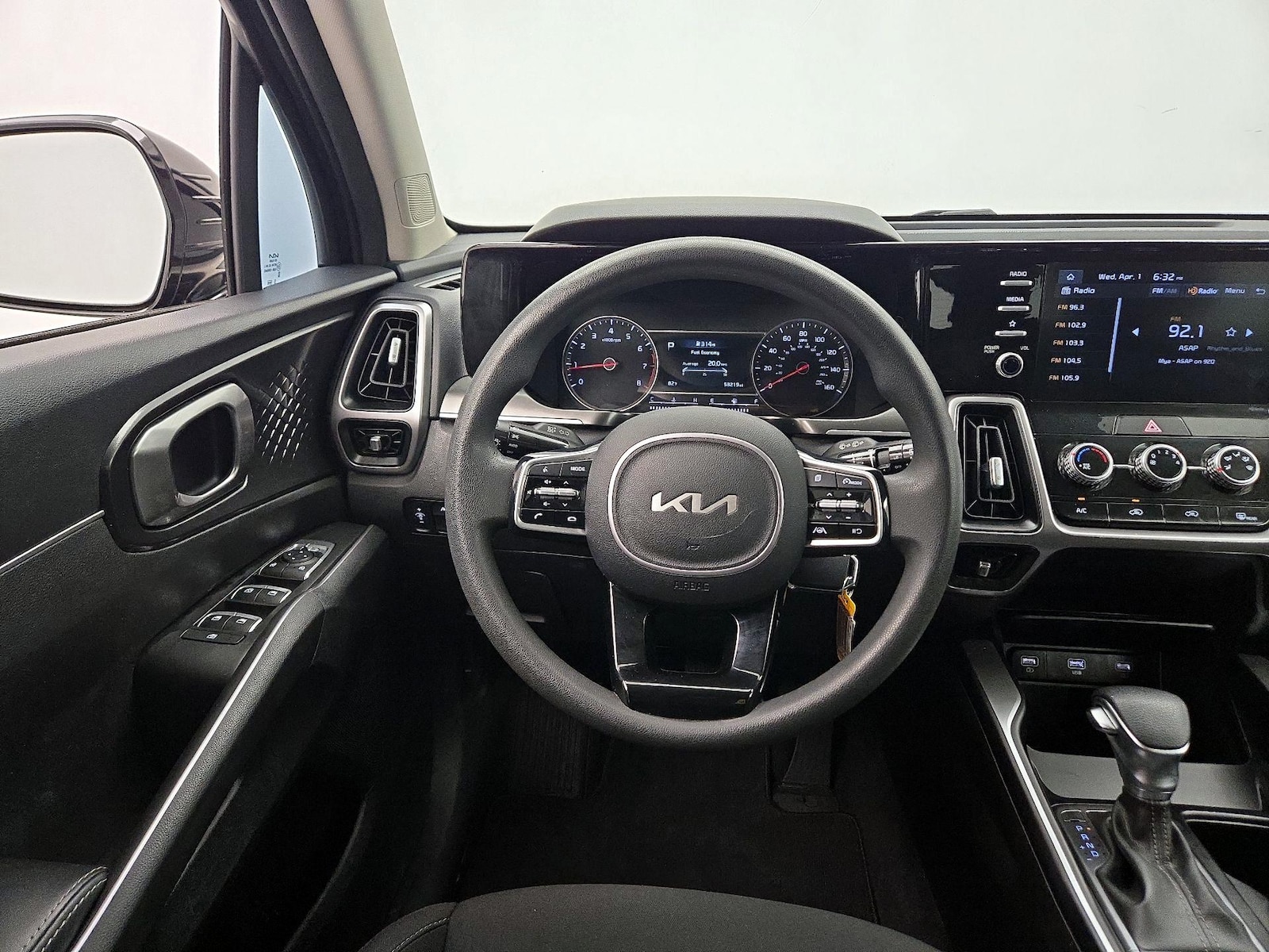 2022 Kia Sorento LX - Photo 11