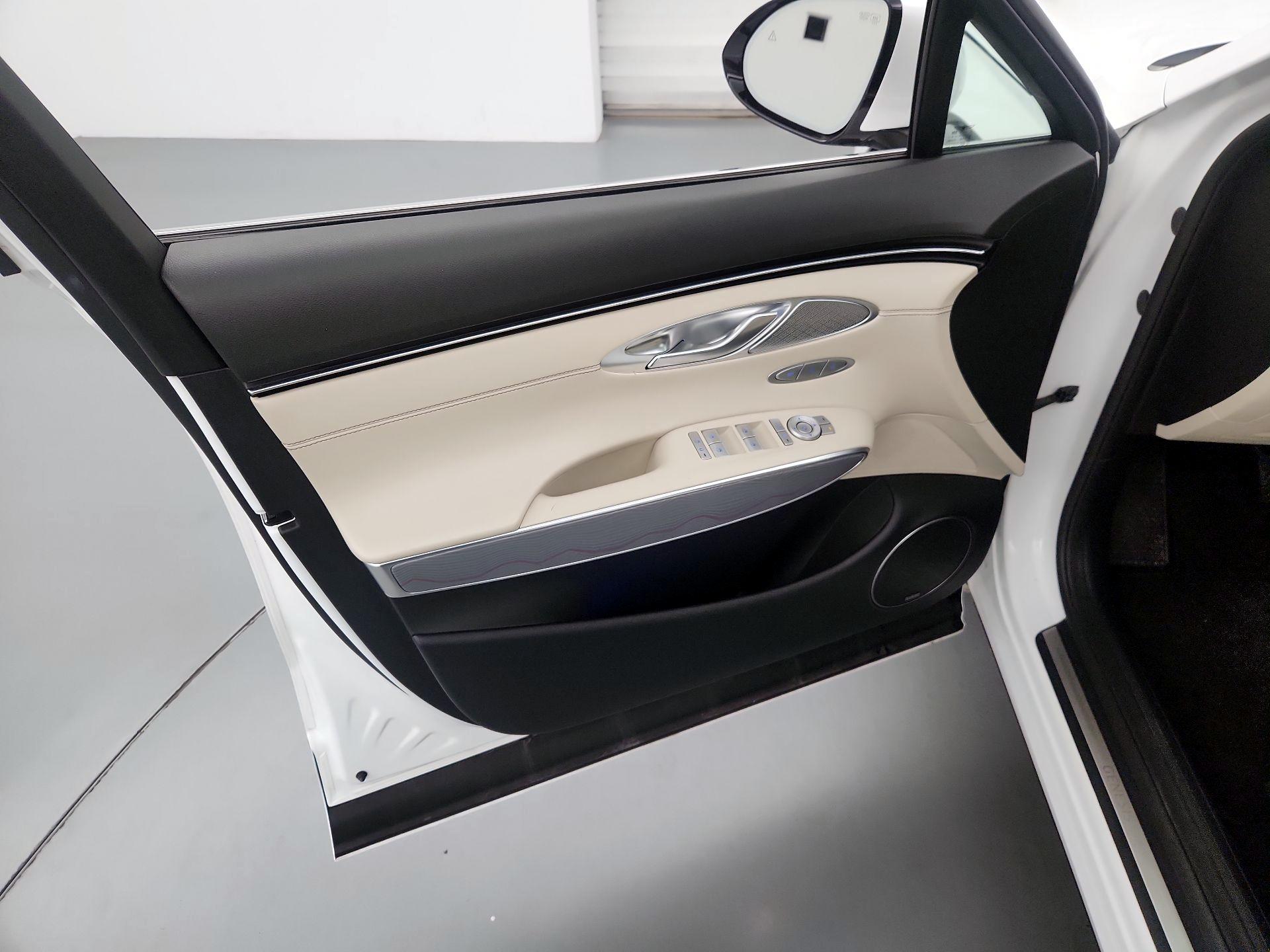 Thumbnail: 2023 Genesis GV70 - 12