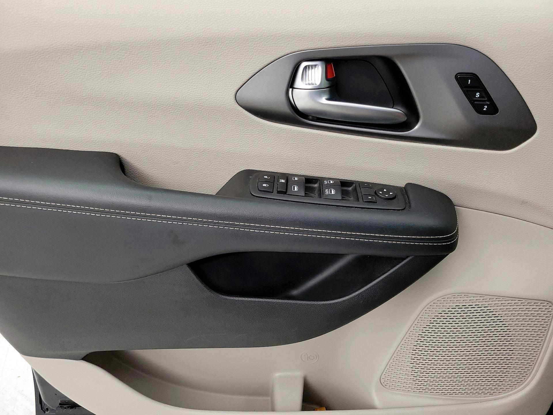 Thumbnail: 2023 Chrysler Pacifica - 12