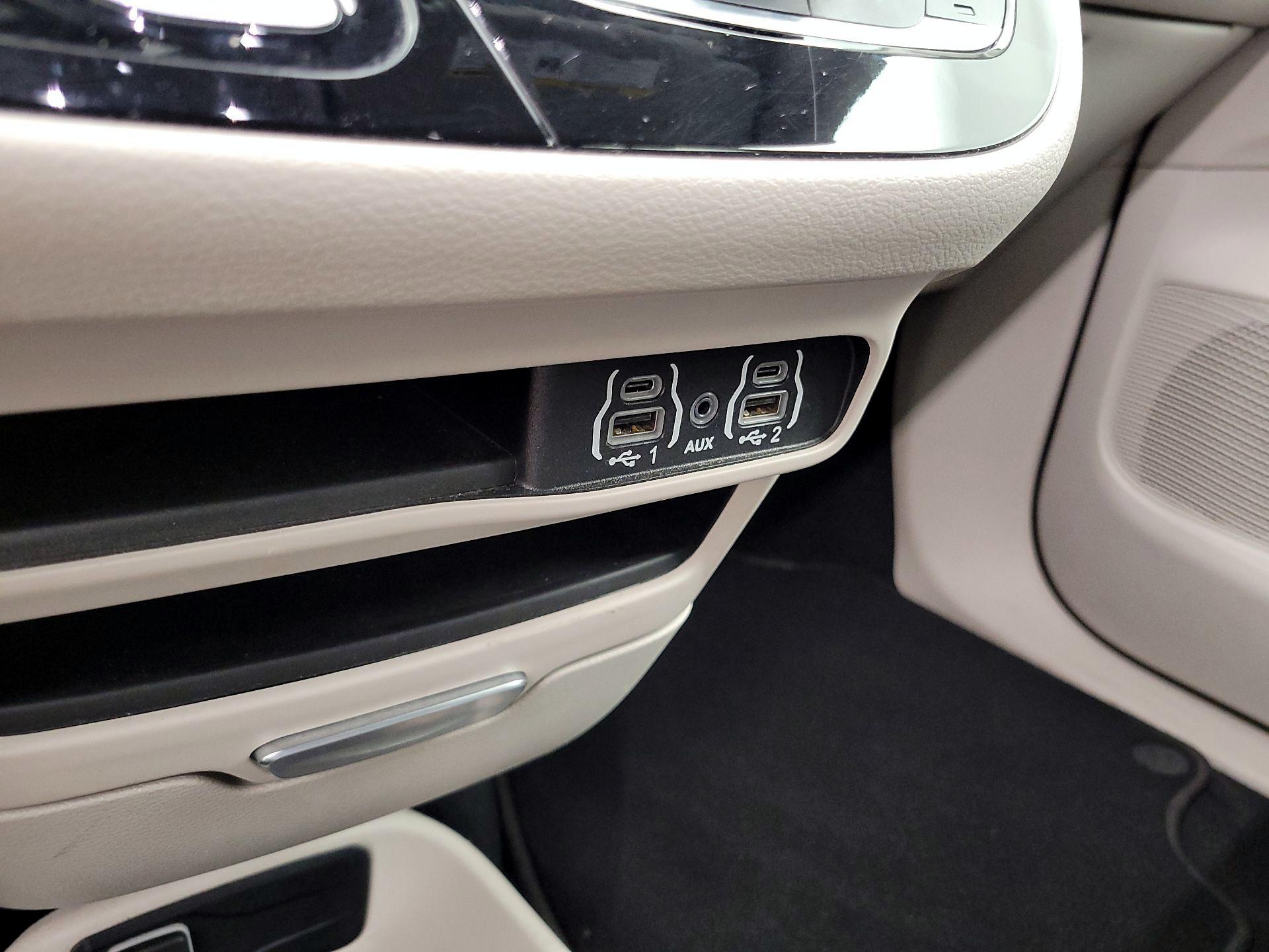 Thumbnail: 2023 Chrysler Pacifica - 18