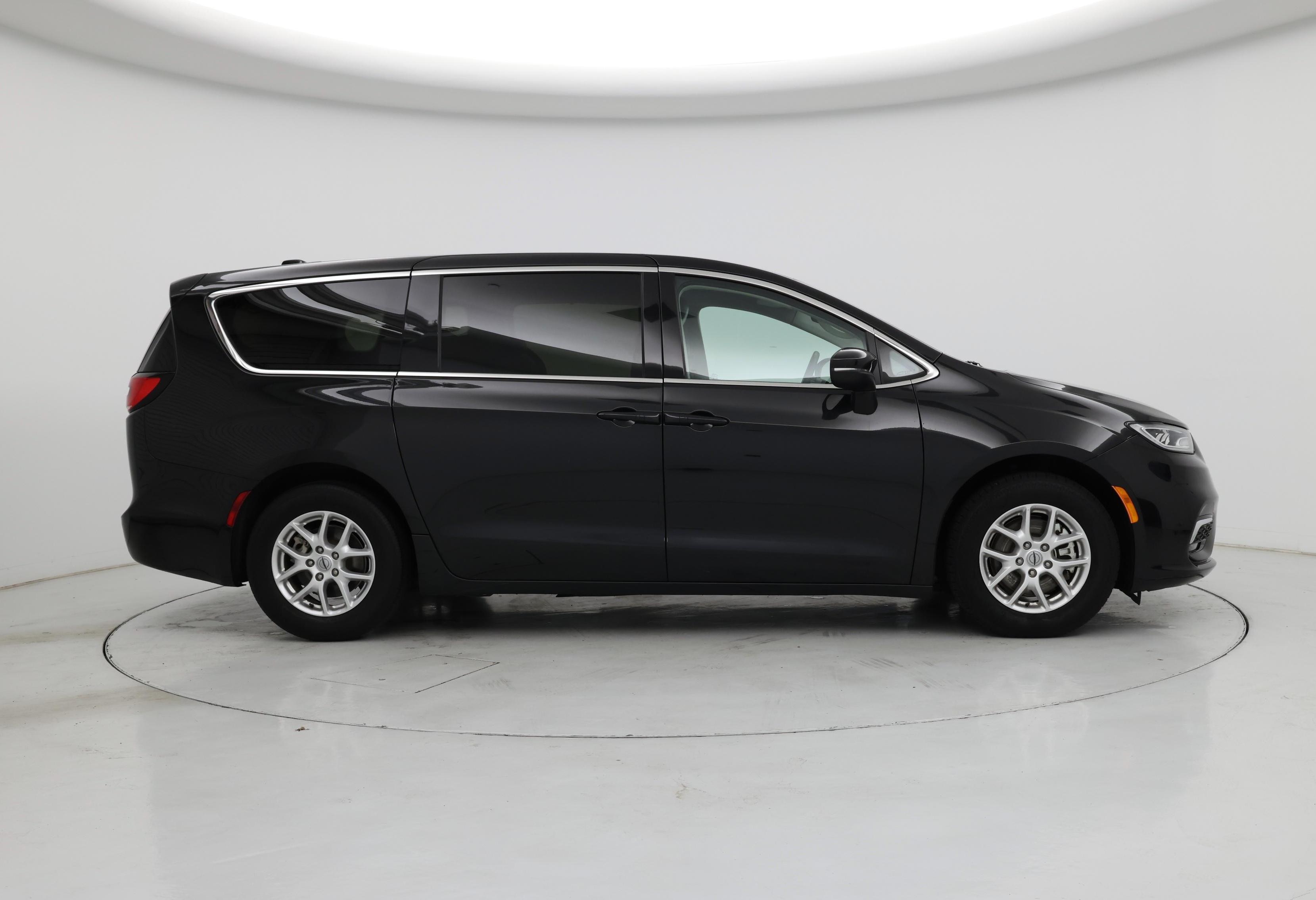 Thumbnail: 2023 Chrysler Pacifica - 7