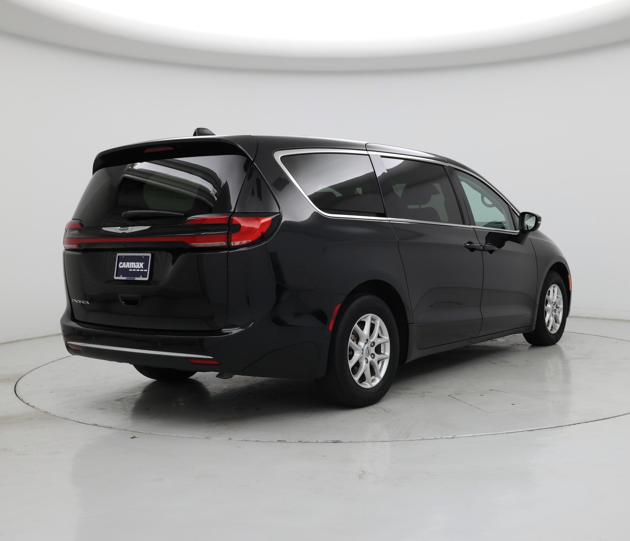 Thumbnail: 2023 Chrysler Pacifica - 8