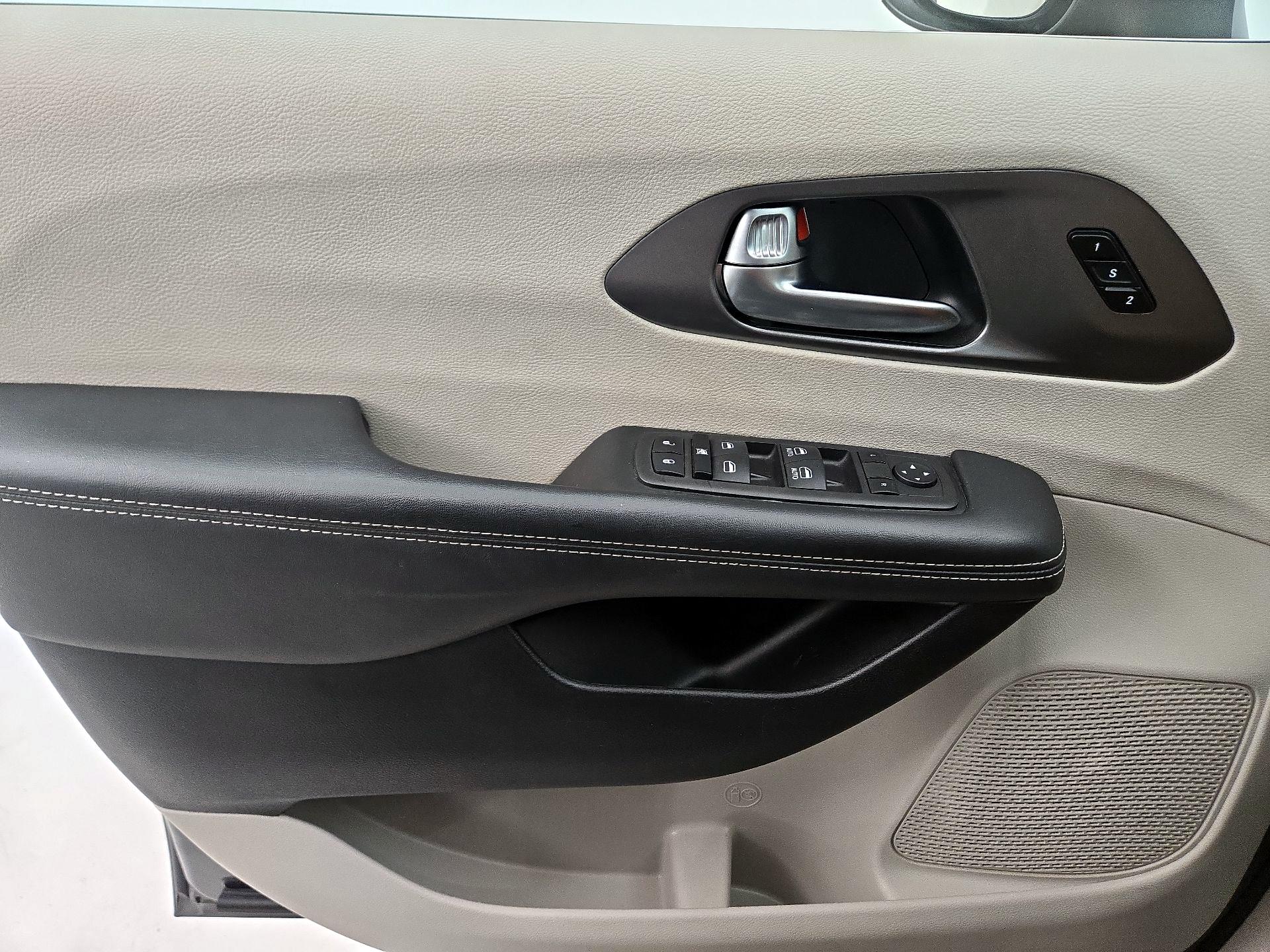 Thumbnail: 2023 Chrysler Pacifica - 12