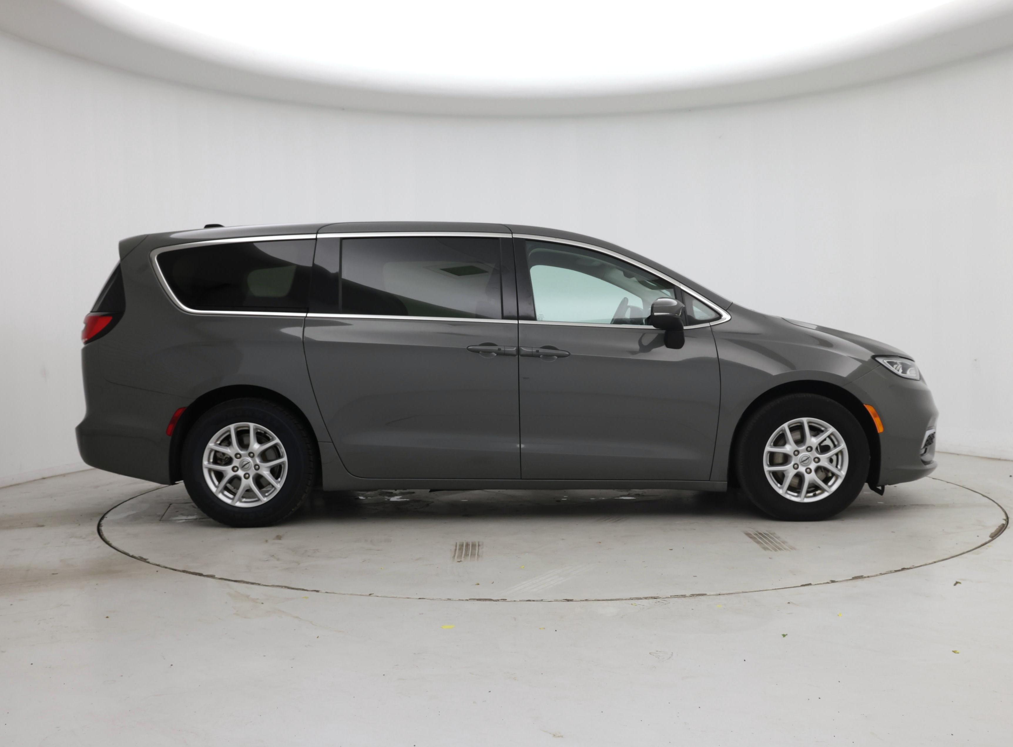 Thumbnail: 2023 Chrysler Pacifica - 7