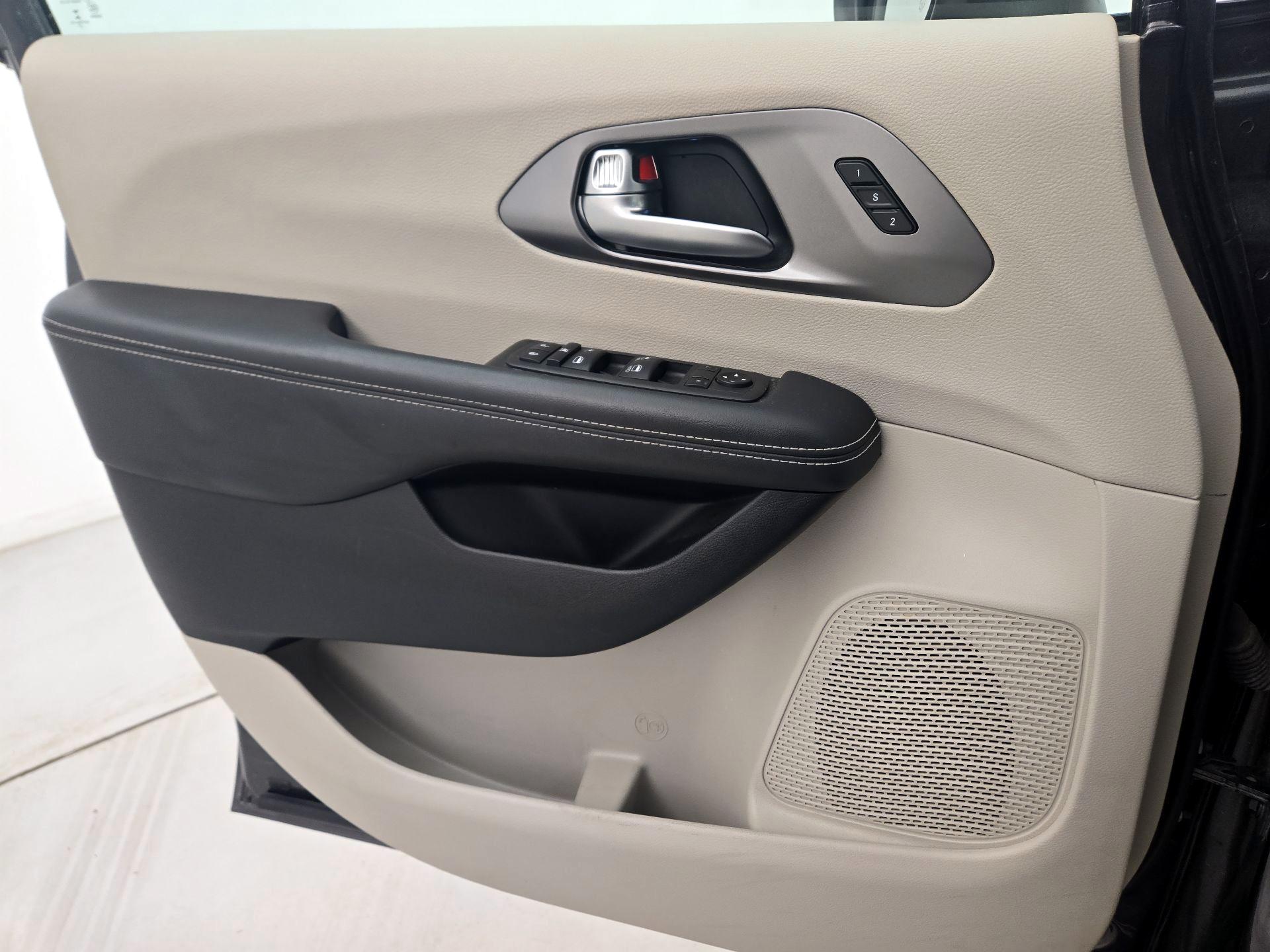 Thumbnail: 2023 Chrysler Pacifica - 12