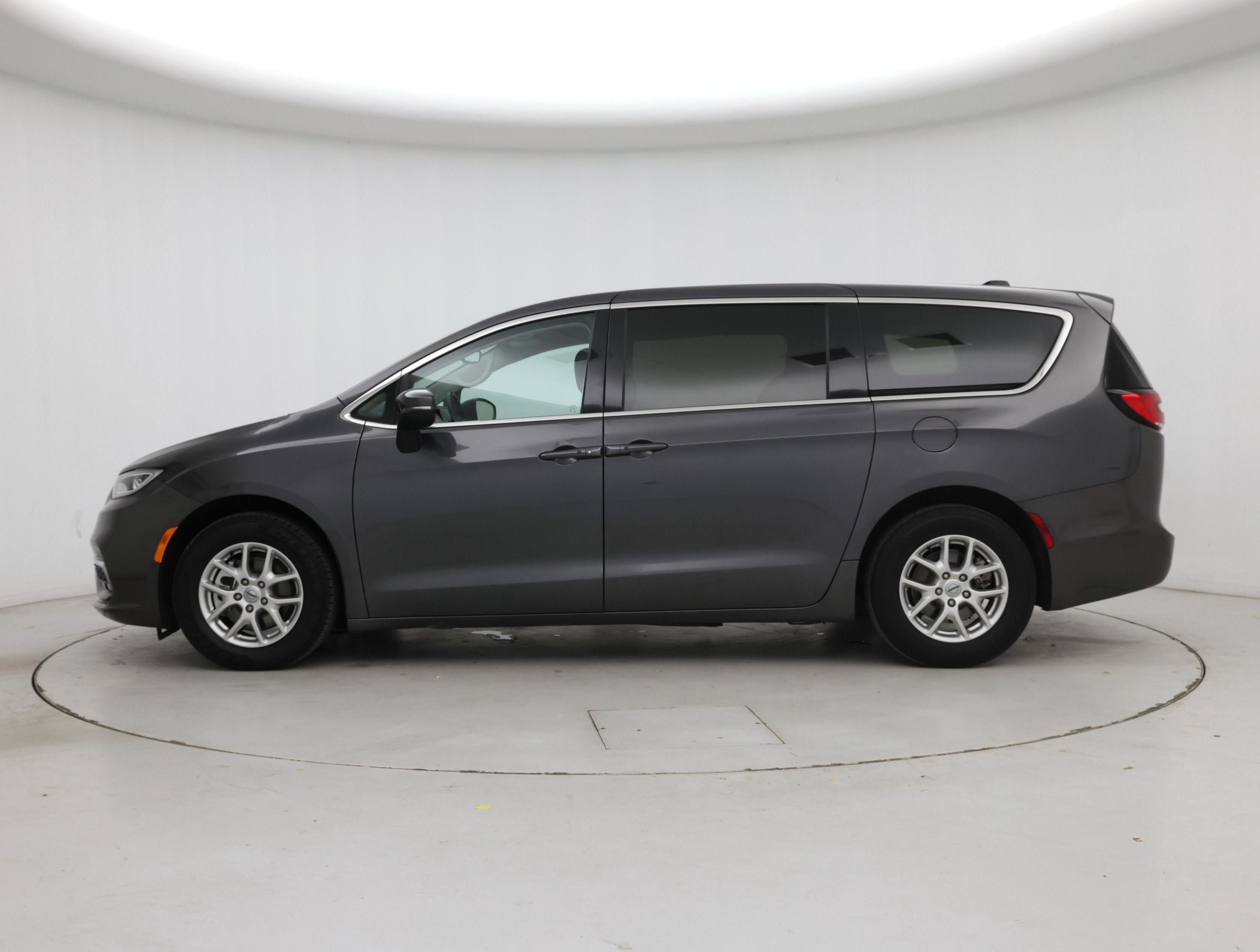 Thumbnail: 2023 Chrysler Pacifica - 3