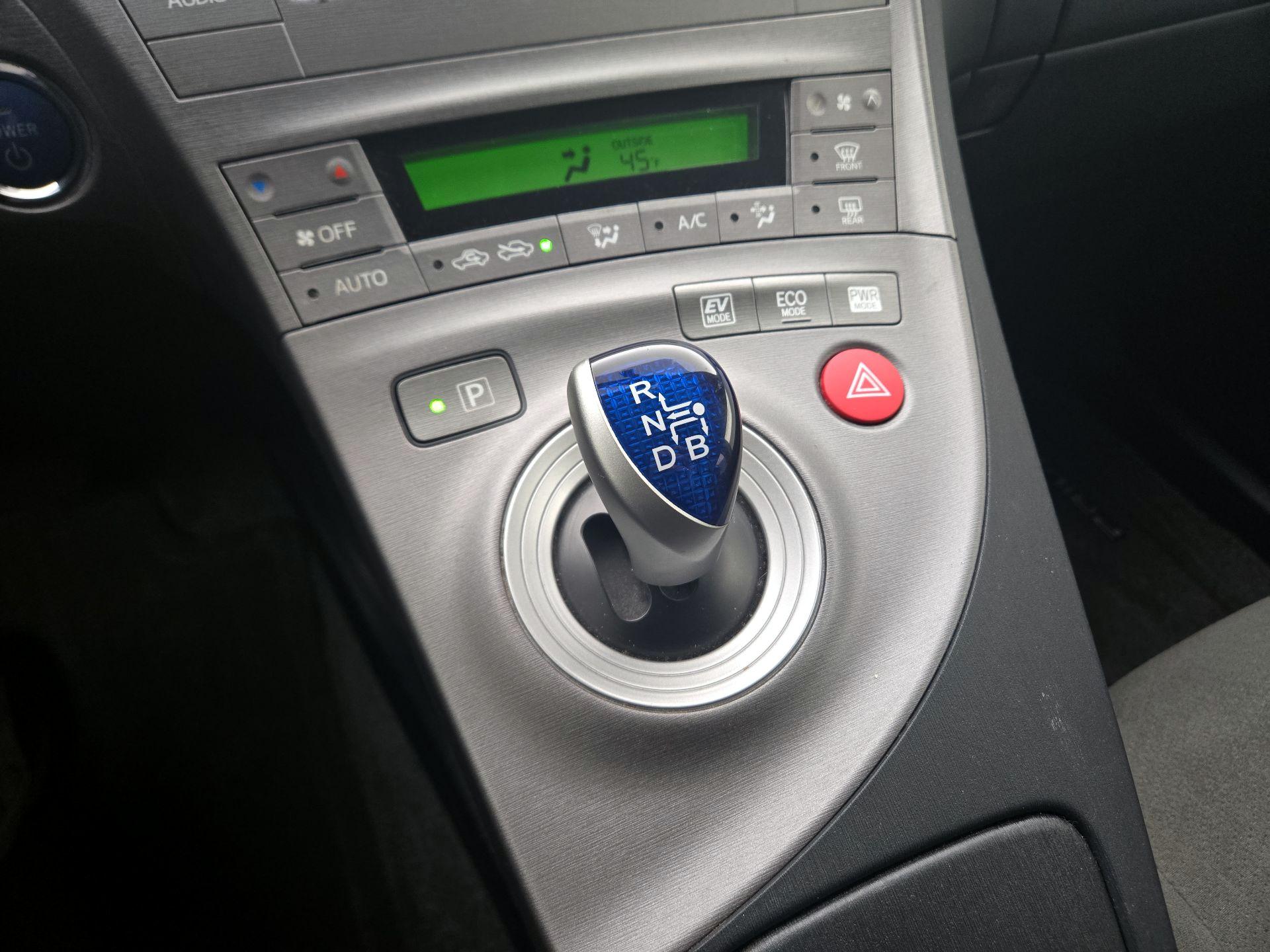 Thumbnail: 2015 Toyota Prius - 17