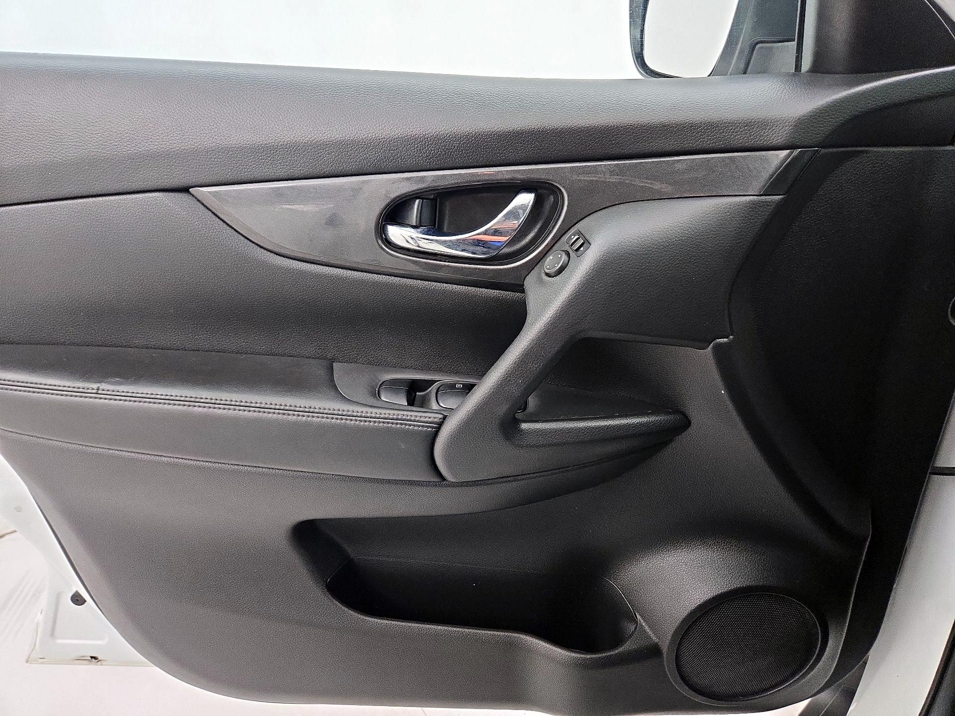 Thumbnail: 2017 Nissan Rogue - 12