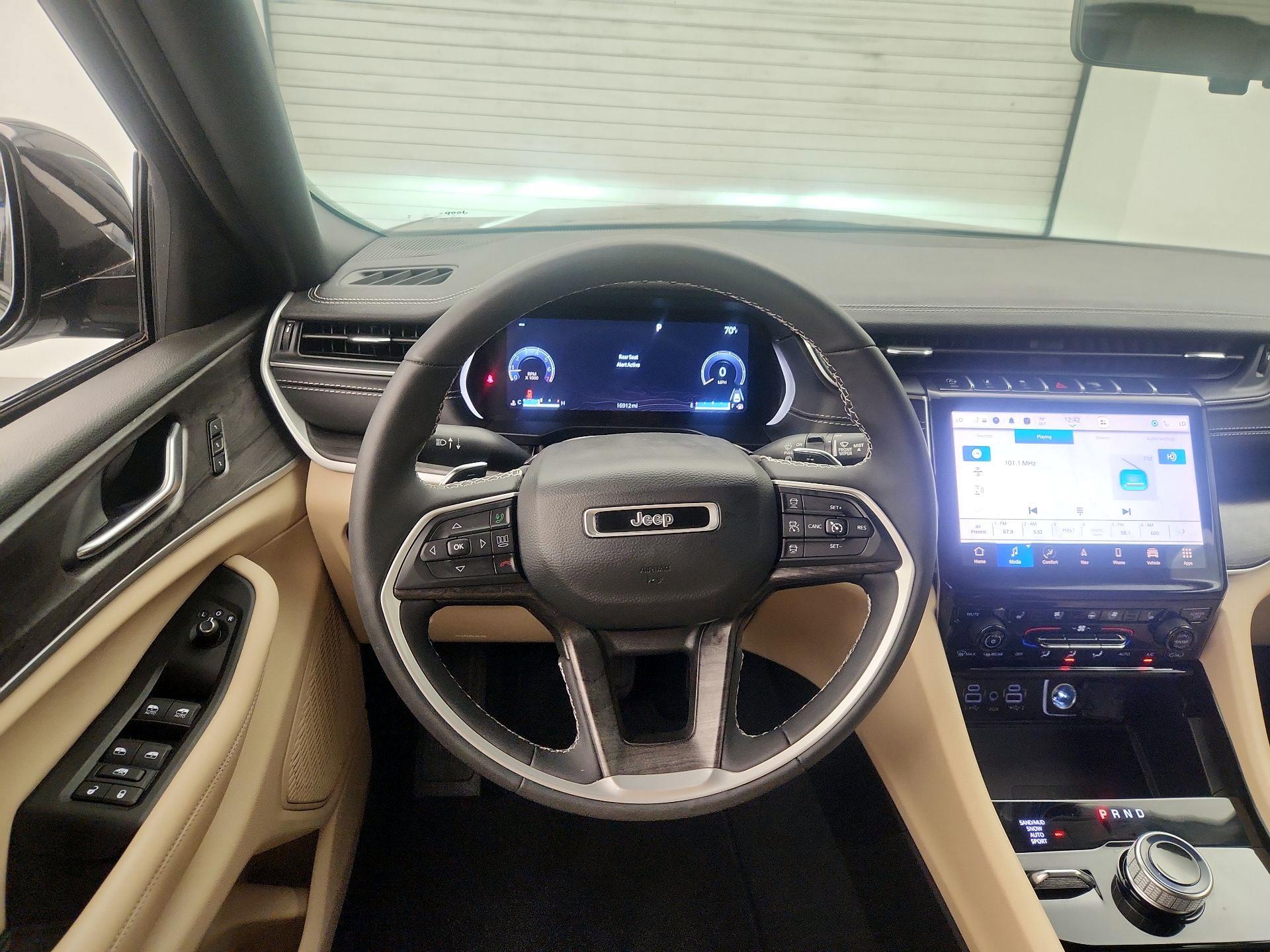 Thumbnail: 2023 Jeep Grand Cherokee - 10