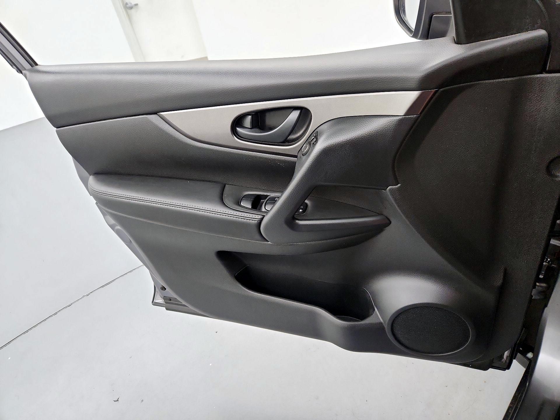 Thumbnail: 2020 Nissan Rogue Sport - 12