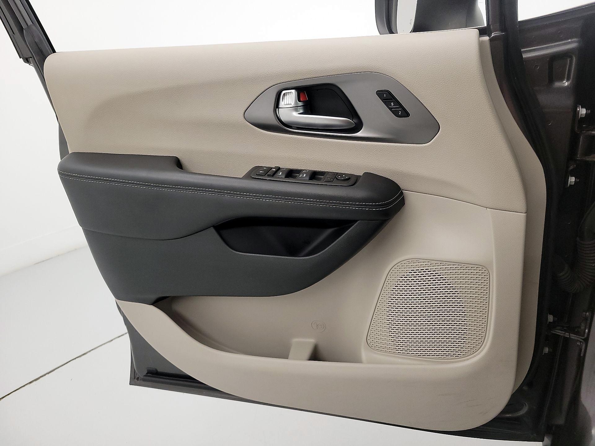 Thumbnail: 2023 Chrysler Pacifica - 12