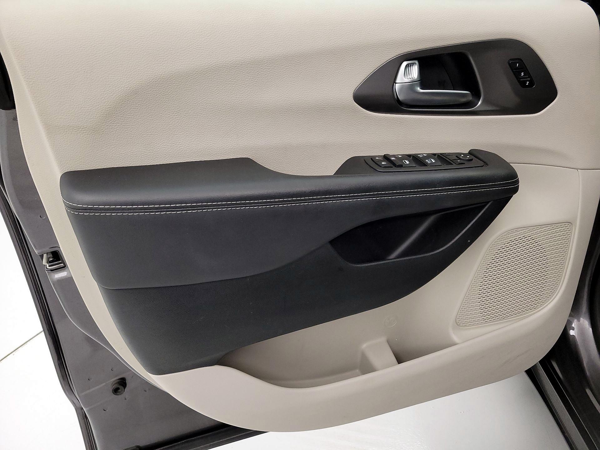 Thumbnail: 2023 Chrysler Pacifica - 12