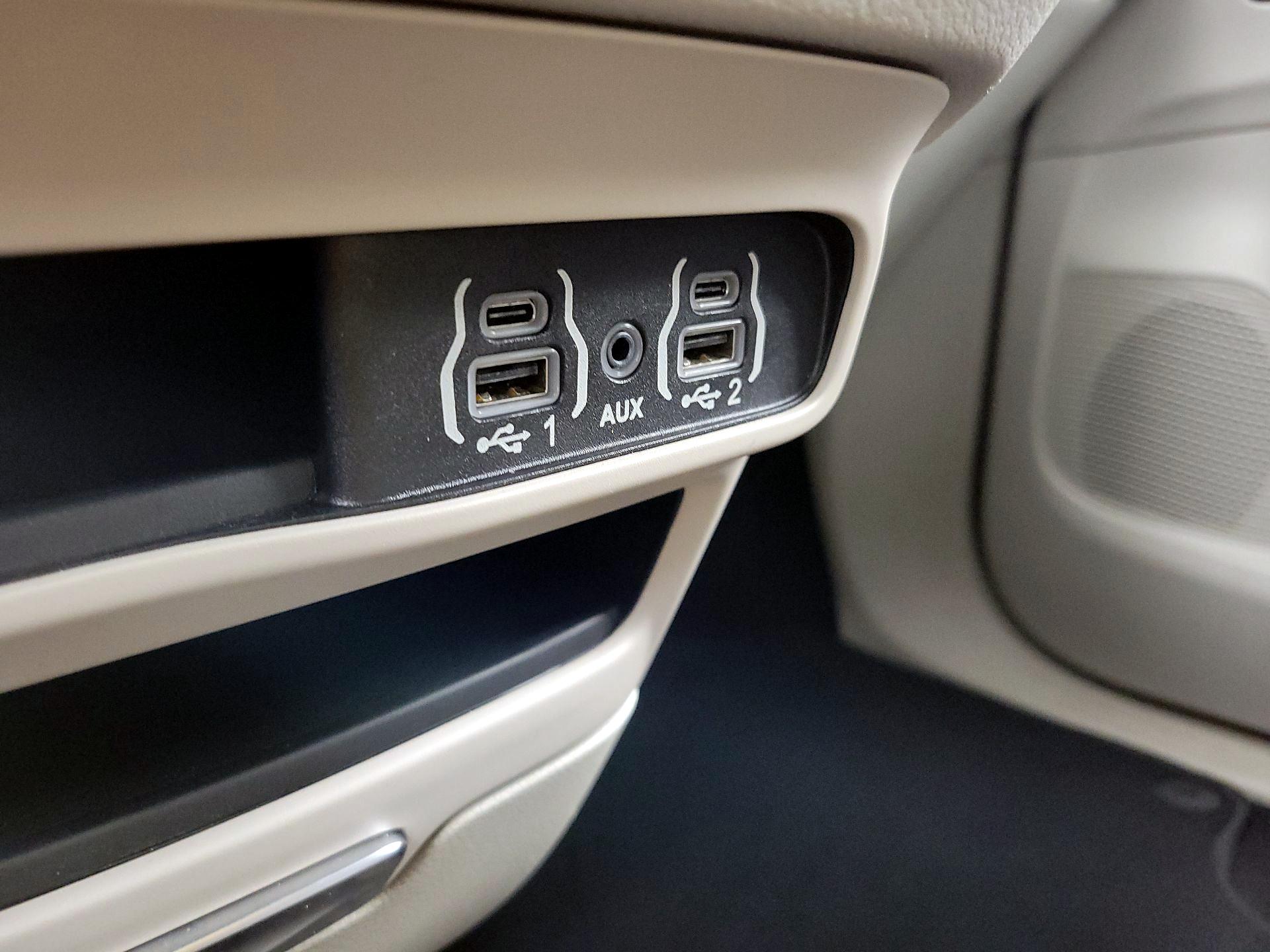 Thumbnail: 2023 Chrysler Pacifica - 18