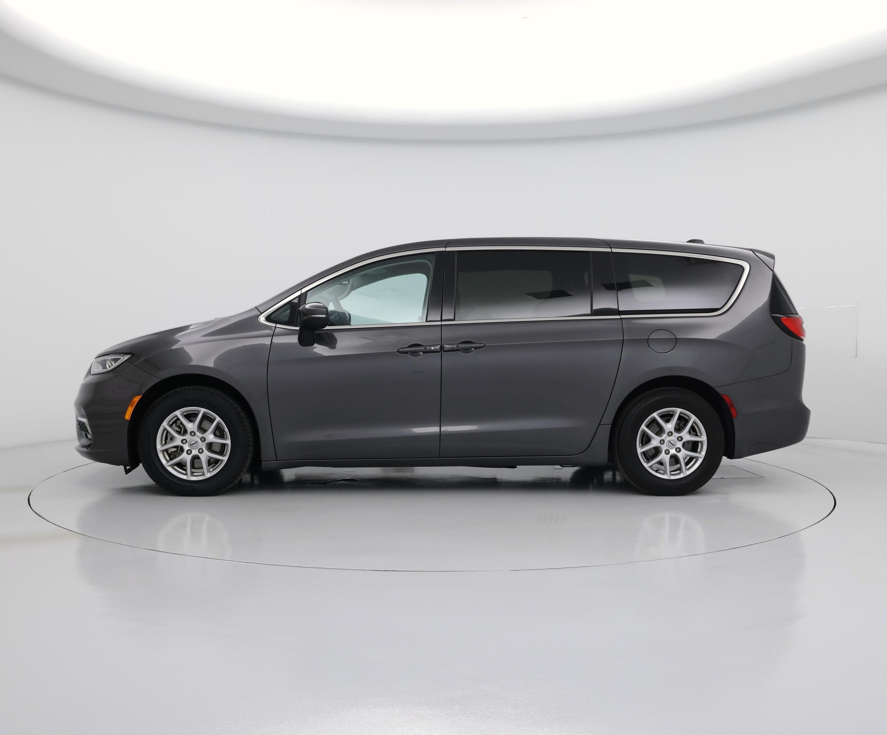 Thumbnail: 2023 Chrysler Pacifica - 3